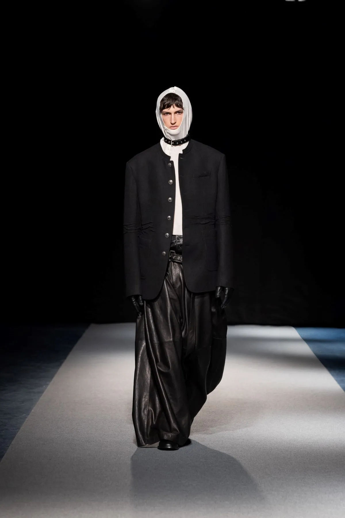 Songzio Fall Winter 2026 Paris Fashion Week 4 SONGZIO automne 2026 : Jay Song sculpte le vestiaire masculin dans le chaos industriel