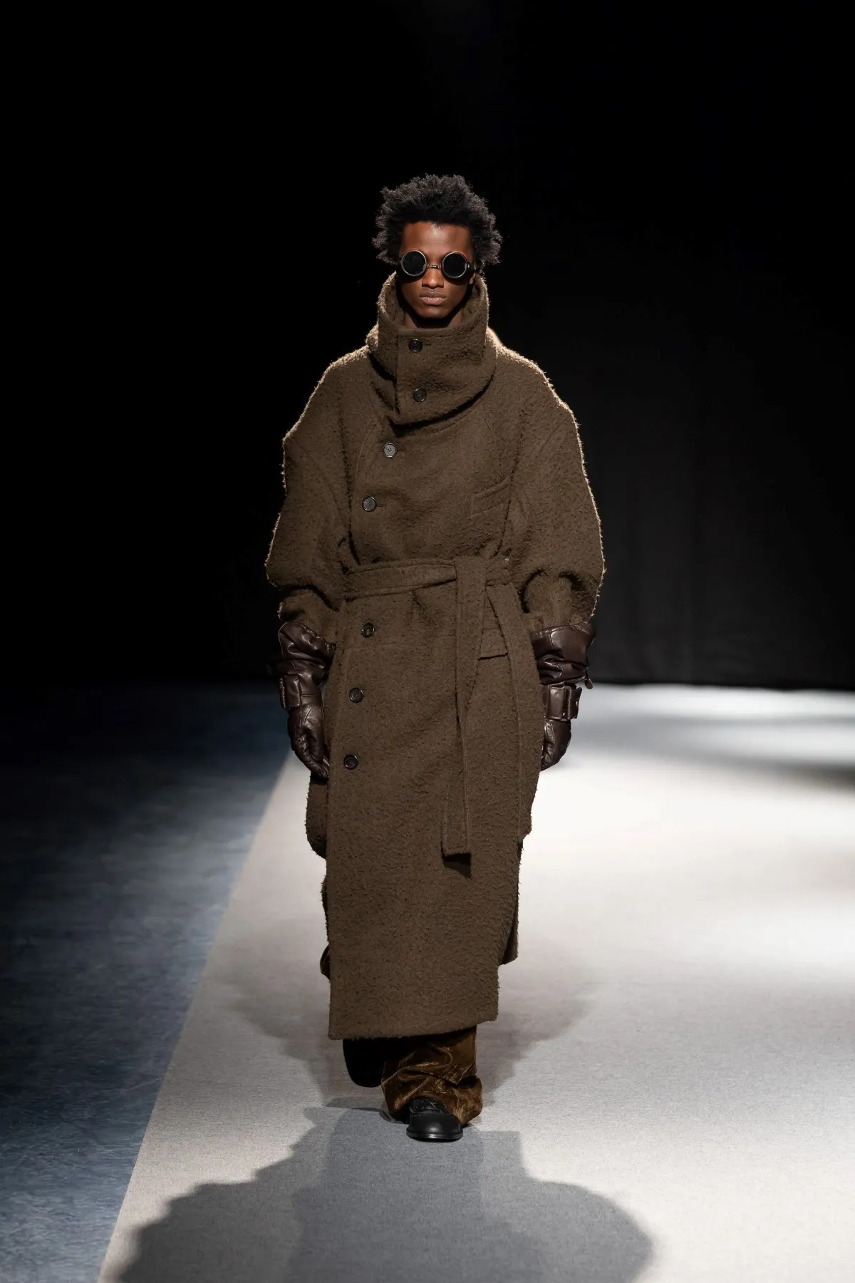 SONGZIO automne 2026 : Jay Song sculpte le vestiaire masculin dans le chaos industriel