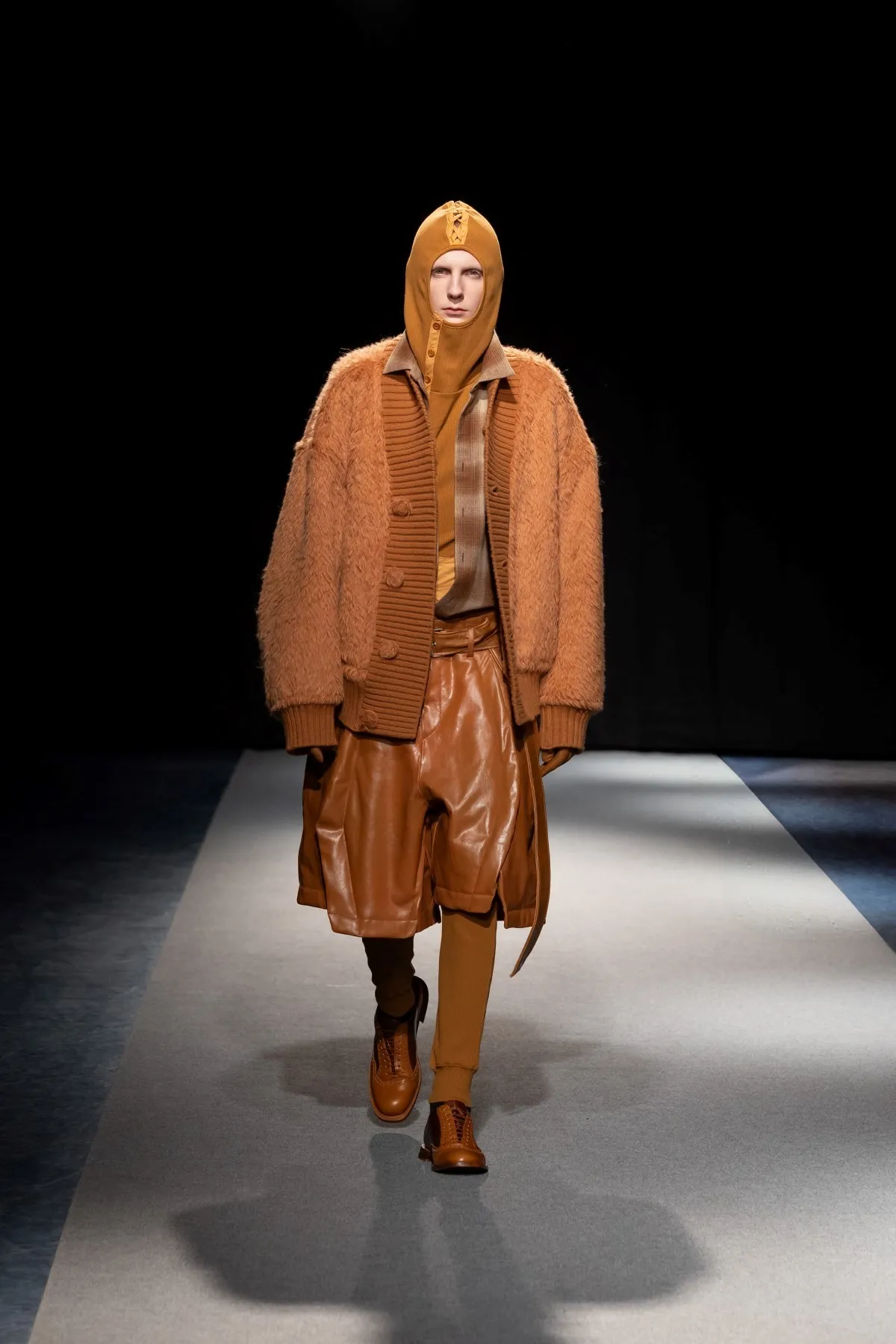 SONGZIO automne 2026 : Jay Song sculpte le vestiaire masculin dans le chaos industriel