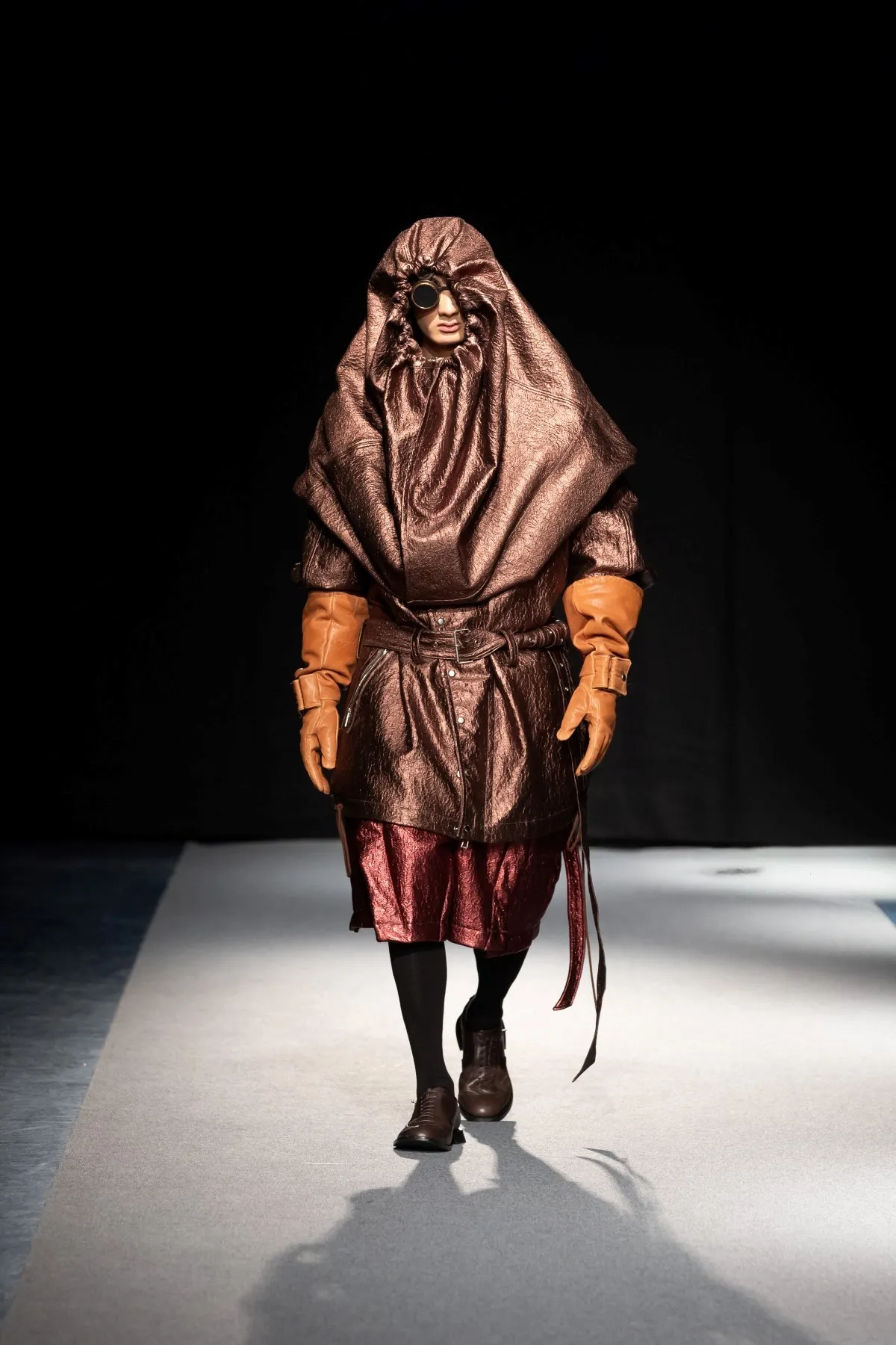 SONGZIO automne 2026 : Jay Song sculpte le vestiaire masculin dans le chaos industriel