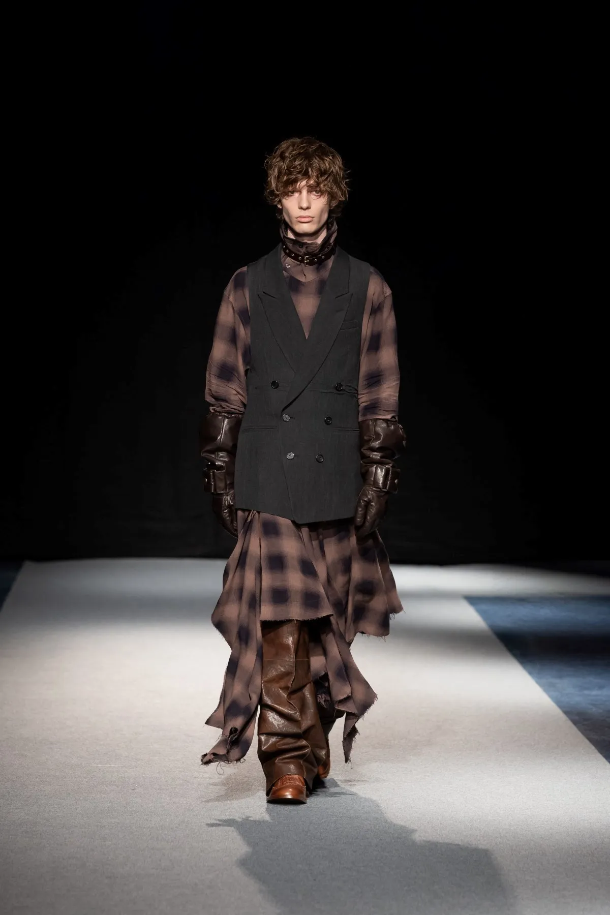 SONGZIO automne 2026 : Jay Song sculpte le vestiaire masculin dans le chaos industriel