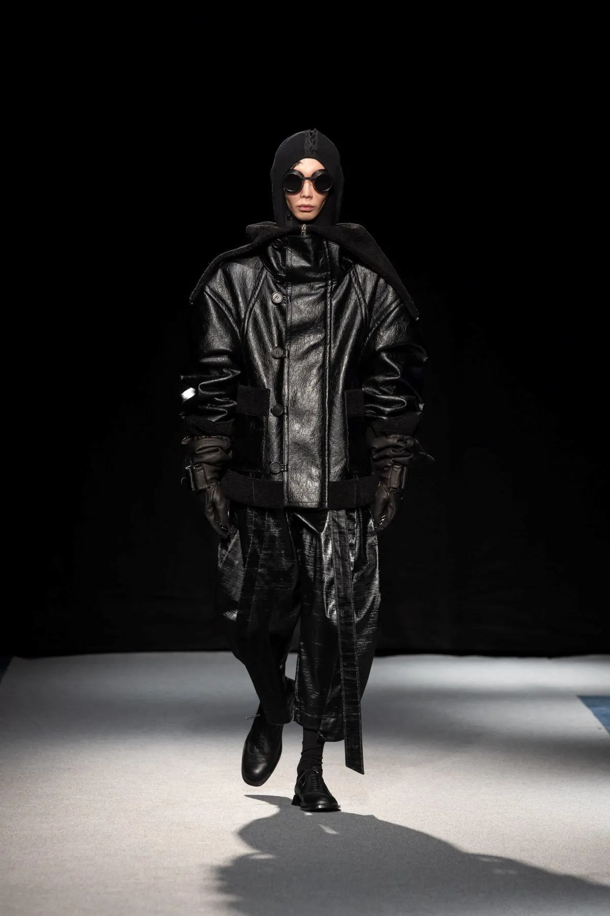 SONGZIO automne 2026 : Jay Song sculpte le vestiaire masculin dans le chaos industriel