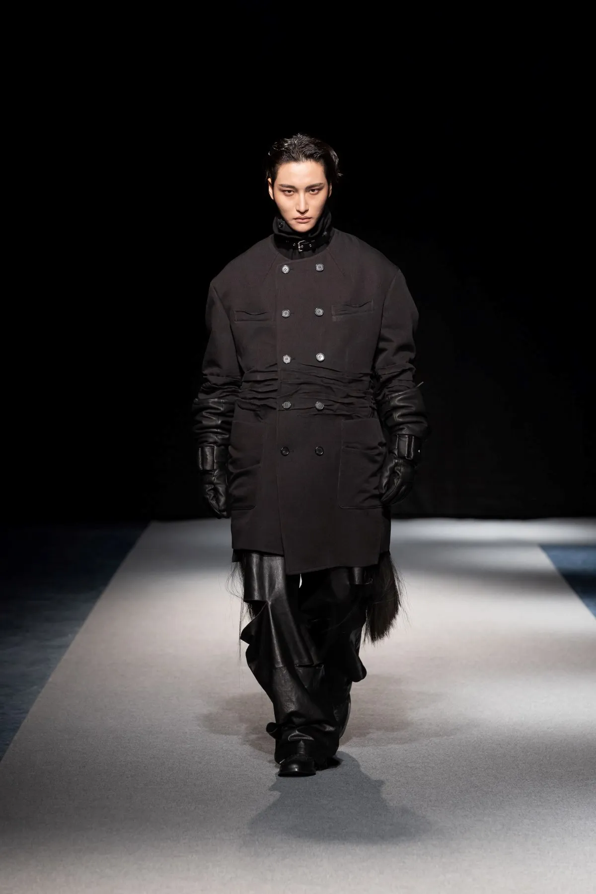 SONGZIO automne 2026 : Jay Song sculpte le vestiaire masculin dans le chaos industriel