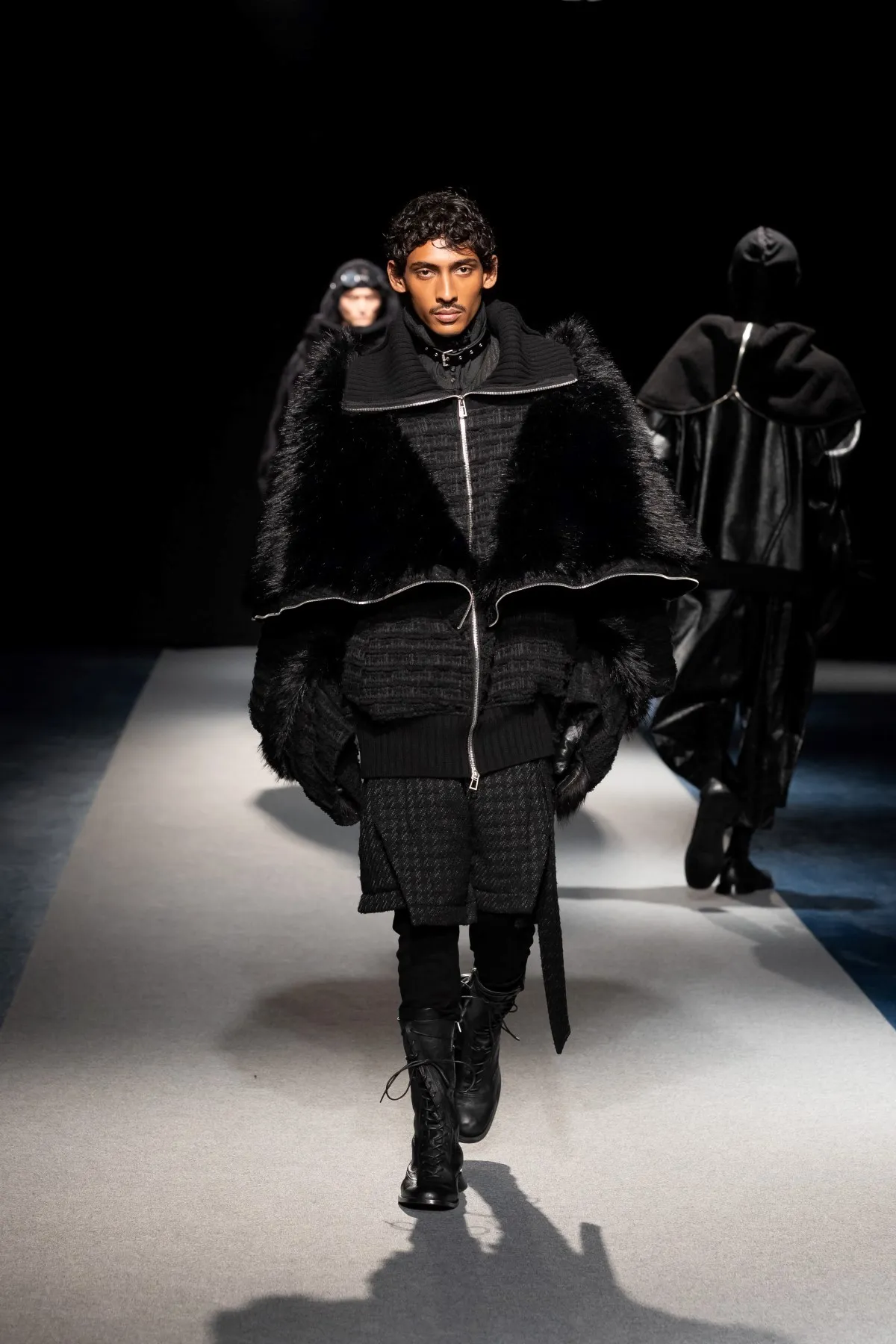 SONGZIO automne 2026 : Jay Song sculpte le vestiaire masculin dans le chaos industriel