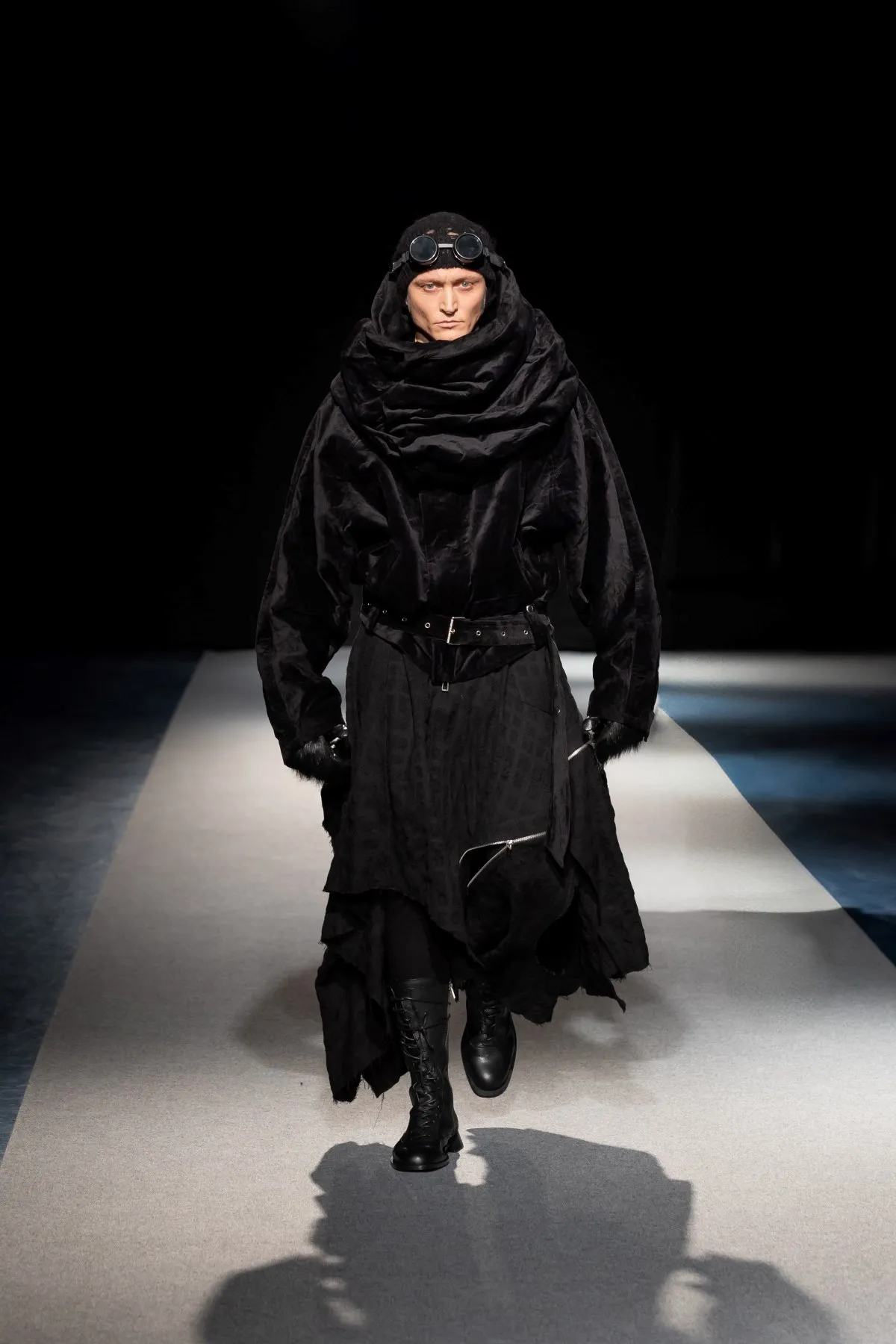 SONGZIO automne 2026 : Jay Song sculpte le vestiaire masculin dans le chaos industriel