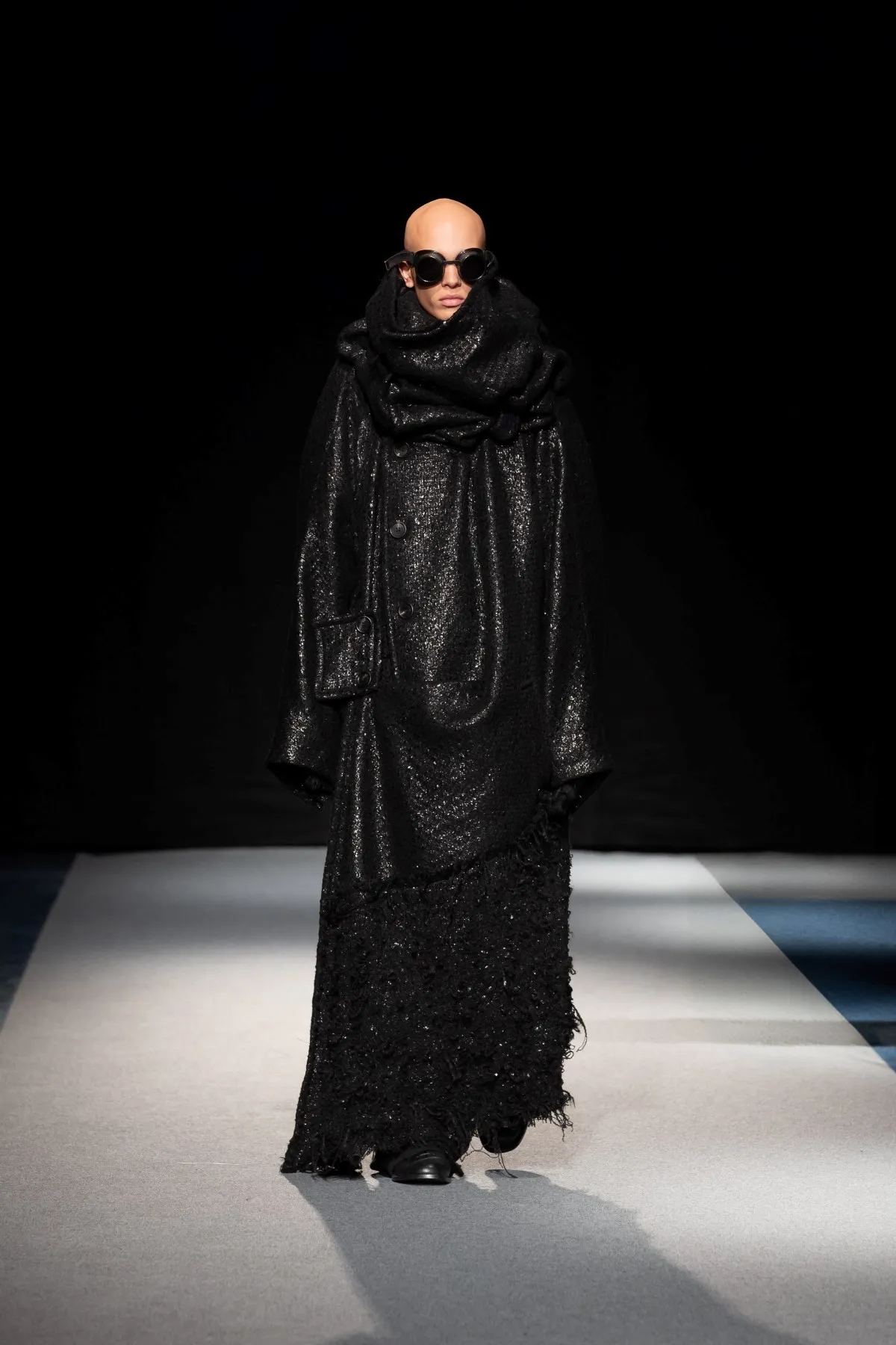 SONGZIO automne 2026 : Jay Song sculpte le vestiaire masculin dans le chaos industriel