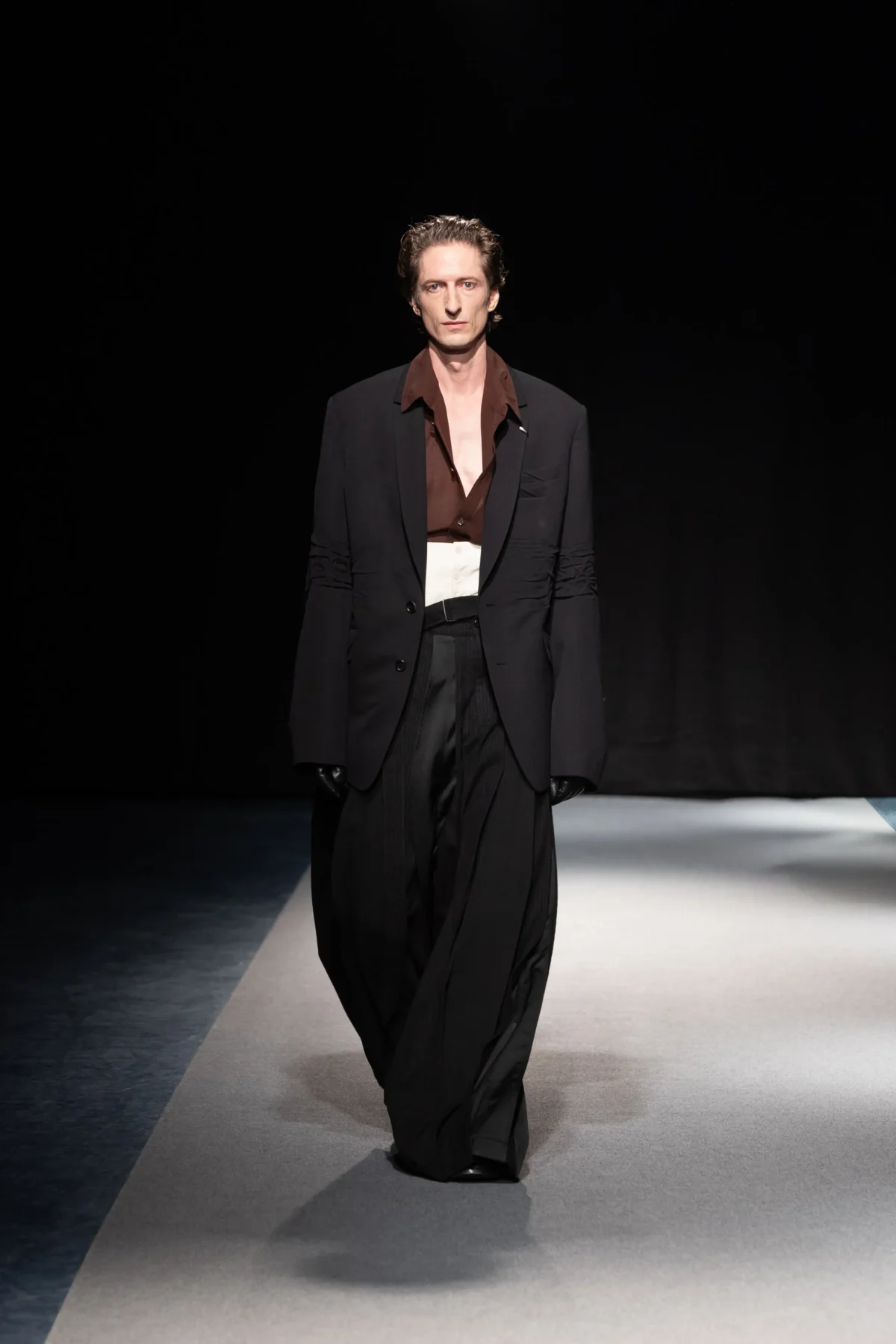 SONGZIO automne 2026 : Jay Song sculpte le vestiaire masculin dans le chaos industriel