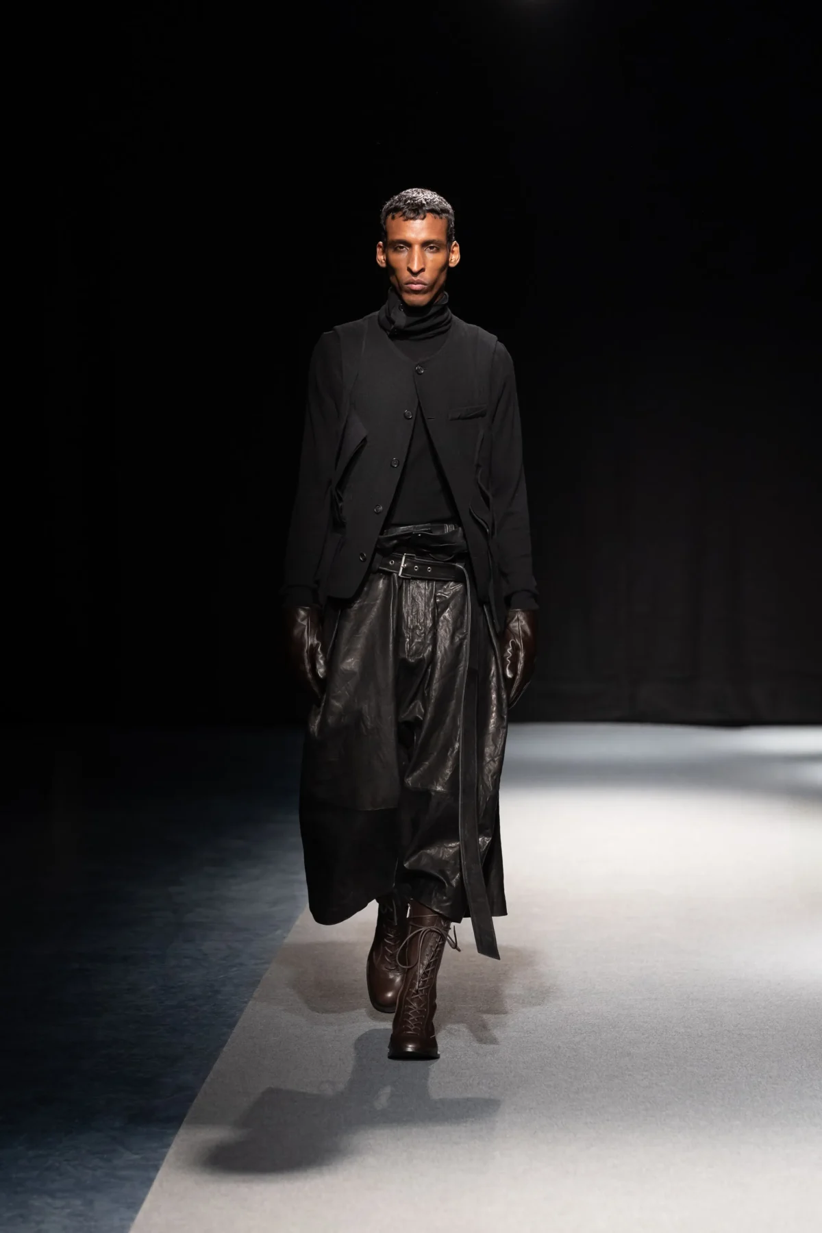 SONGZIO automne 2026 : Jay Song sculpte le vestiaire masculin dans le chaos industriel