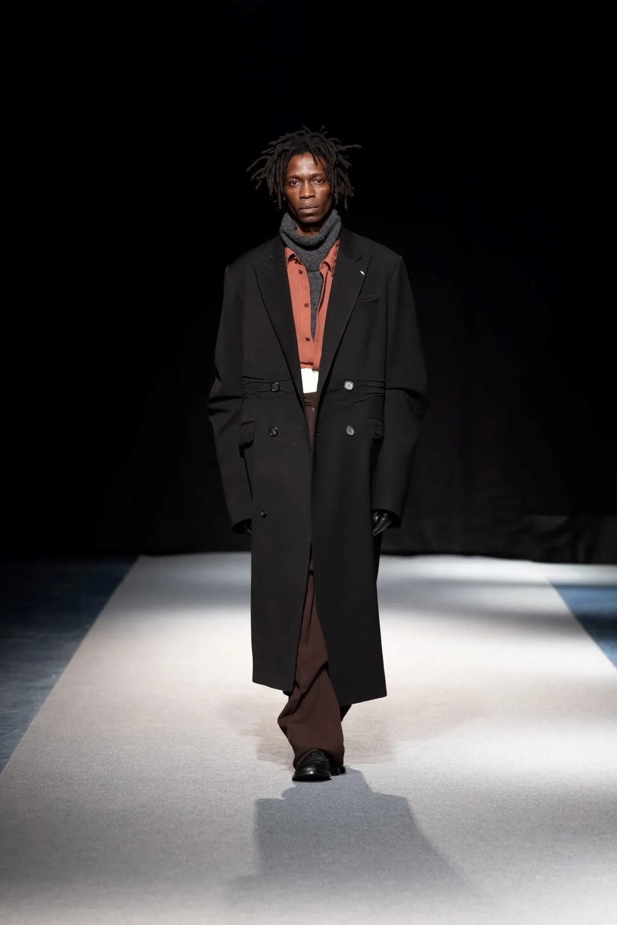 SONGZIO automne 2026 : Jay Song sculpte le vestiaire masculin dans le chaos industriel