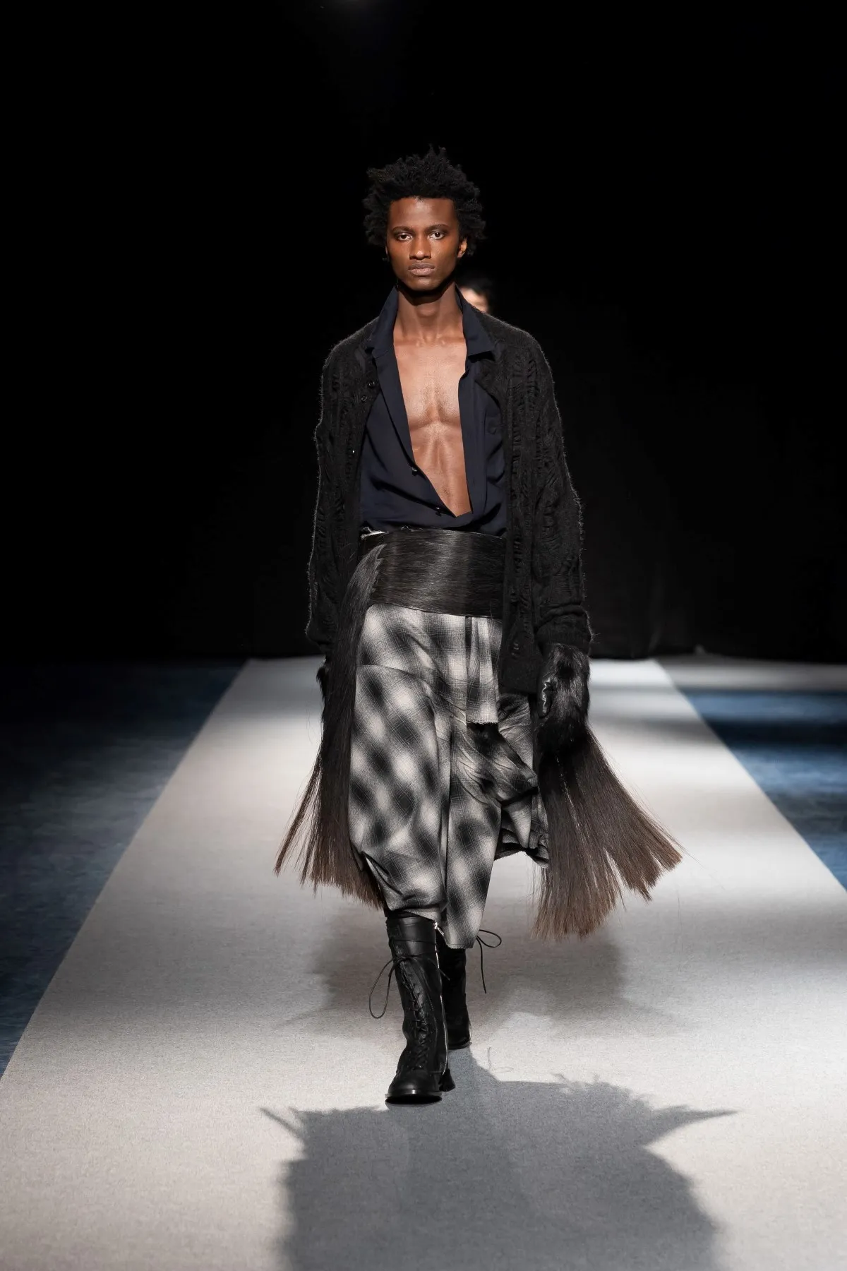 SONGZIO automne 2026 : Jay Song sculpte le vestiaire masculin dans le chaos industriel