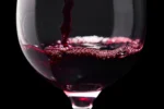 Mal de tête après un verre de vin rouge ? La science a enfin trouvé le coupable