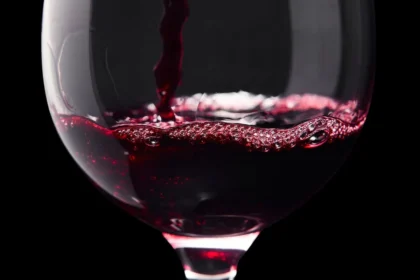 Mal de tête après un verre de vin rouge ? La science a enfin trouvé le coupable