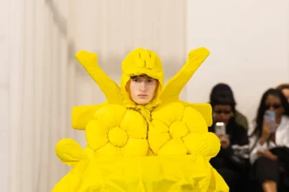 Walter Van Beirendonck Automne 2026 : manifeste de jeunesse rebelle entre art brut et tailoring