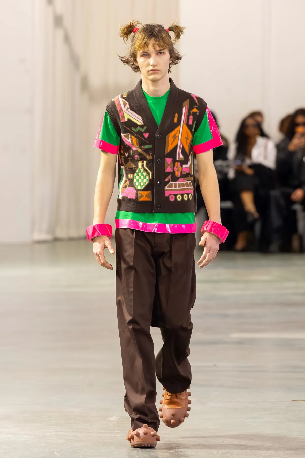 Walter Van Beirendonck Automne 2026 : manifeste de jeunesse rebelle entre art brut et tailoring