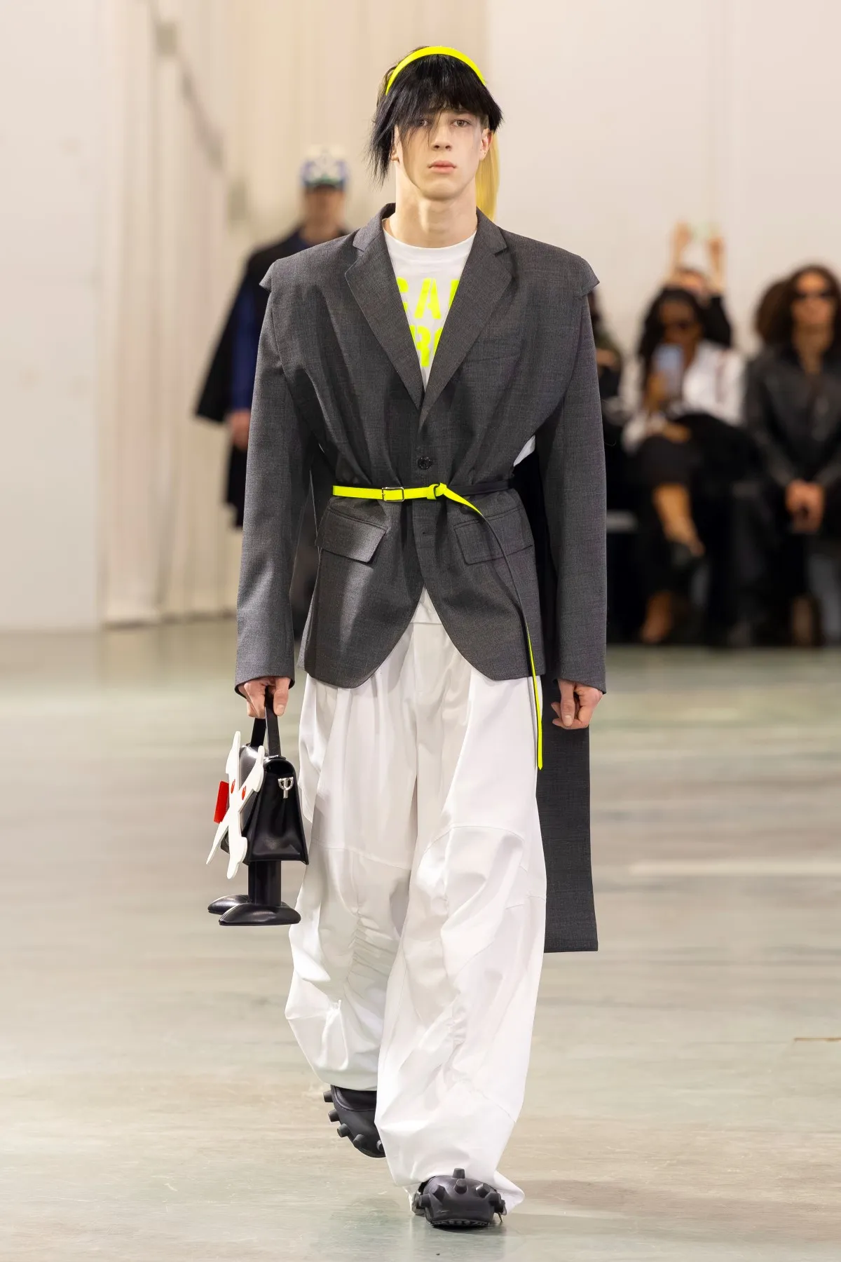 Walter Van Beirendonck Automne 2026 : manifeste de jeunesse rebelle entre art brut et tailoring