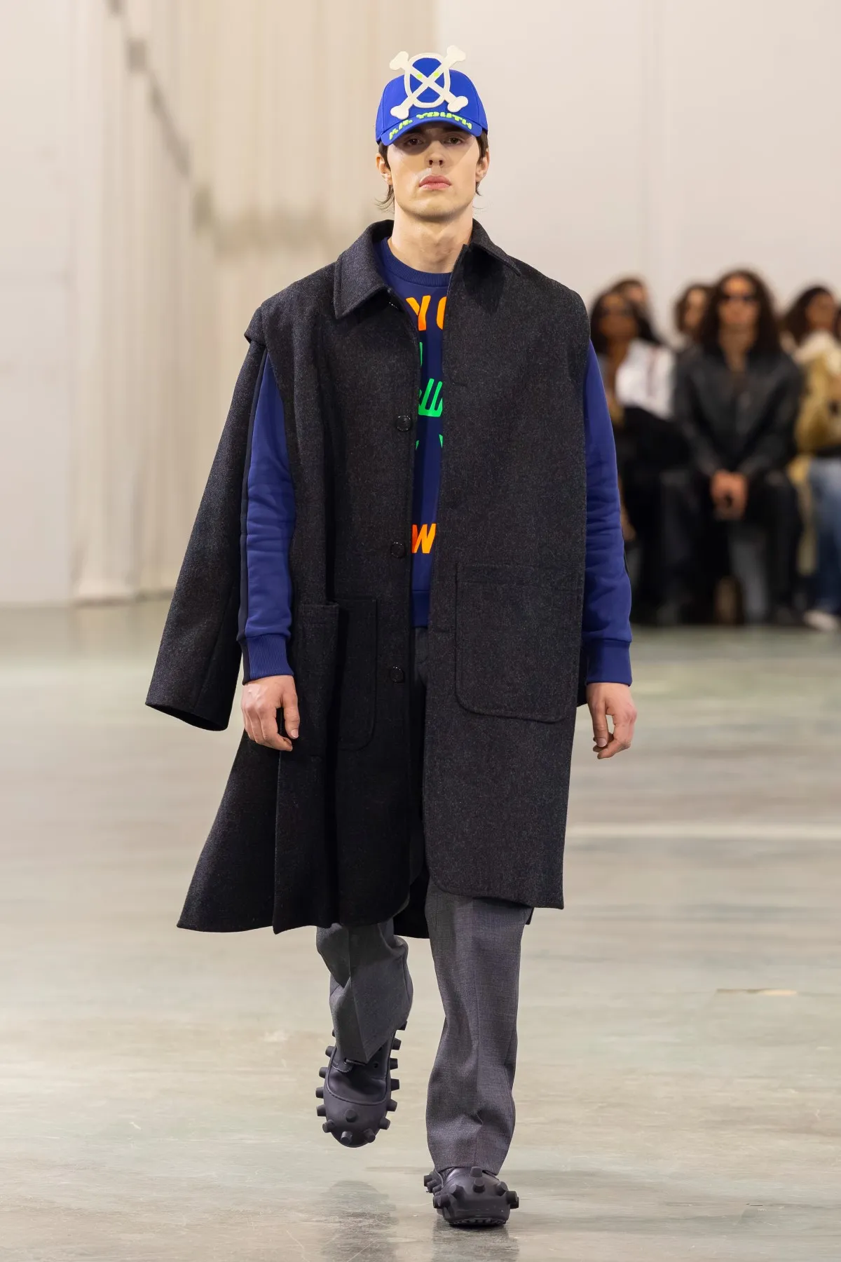 Walter Van Beirendonck Automne 2026 : manifeste de jeunesse rebelle entre art brut et tailoring