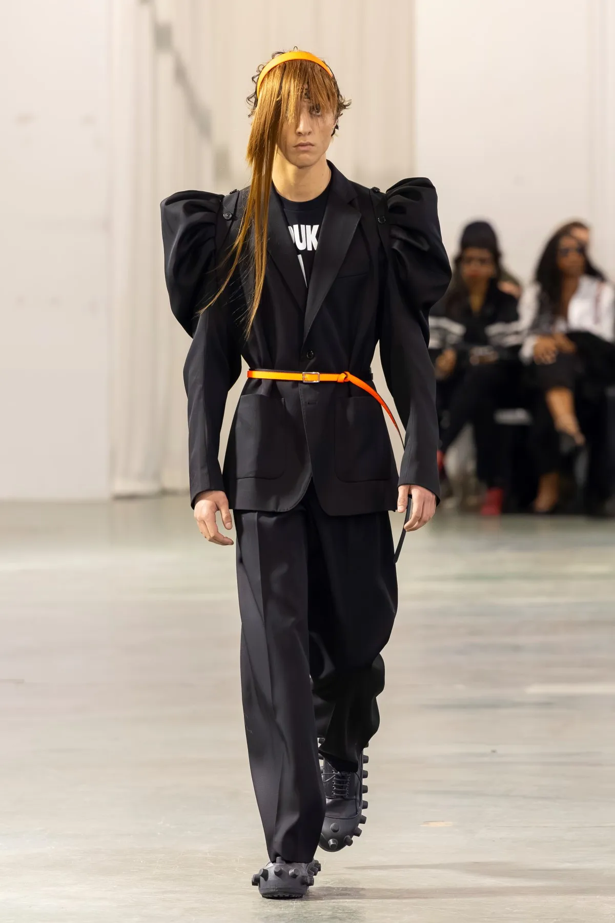 Walter Van Beirendonck Automne 2026 : manifeste de jeunesse rebelle entre art brut et tailoring