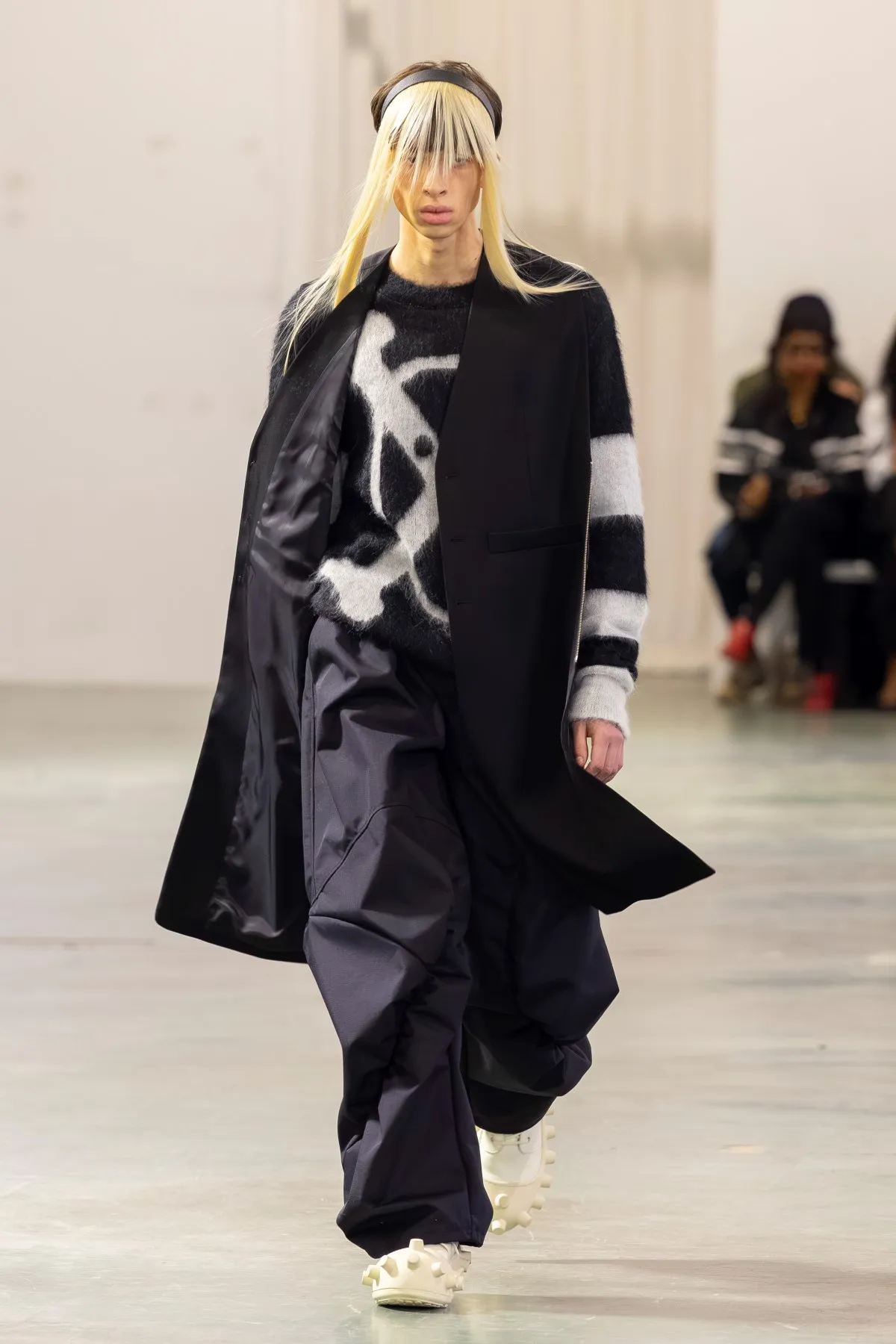 Walter Van Beirendonck Automne 2026 : manifeste de jeunesse rebelle entre art brut et tailoring