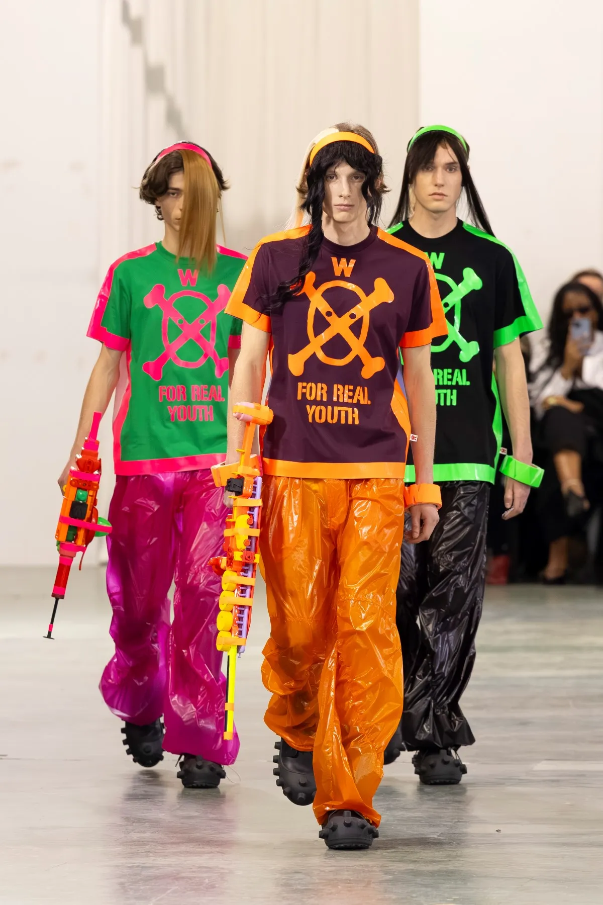 Walter Van Beirendonck Automne 2026 : manifeste de jeunesse rebelle entre art brut et tailoring