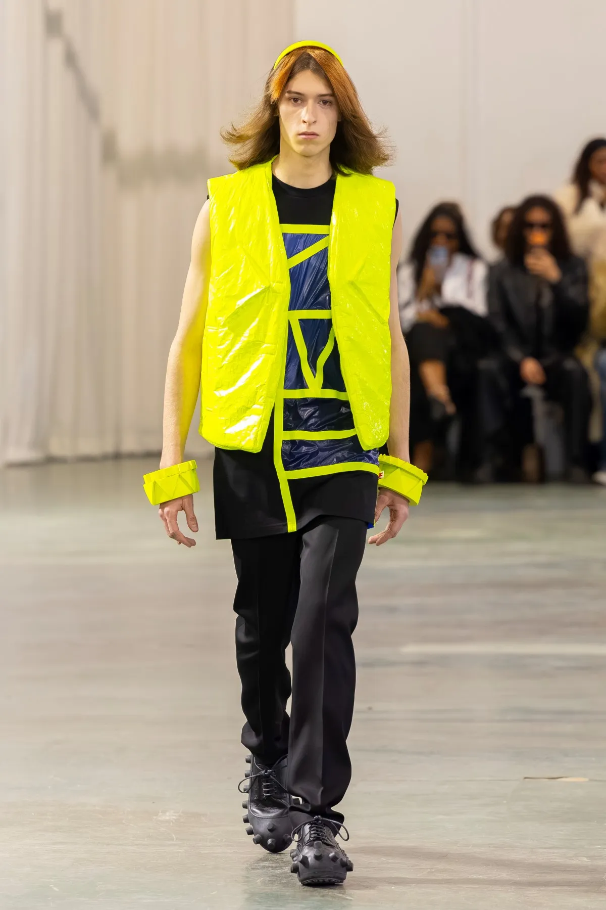 Walter Van Beirendonck Automne 2026 : manifeste de jeunesse rebelle entre art brut et tailoring