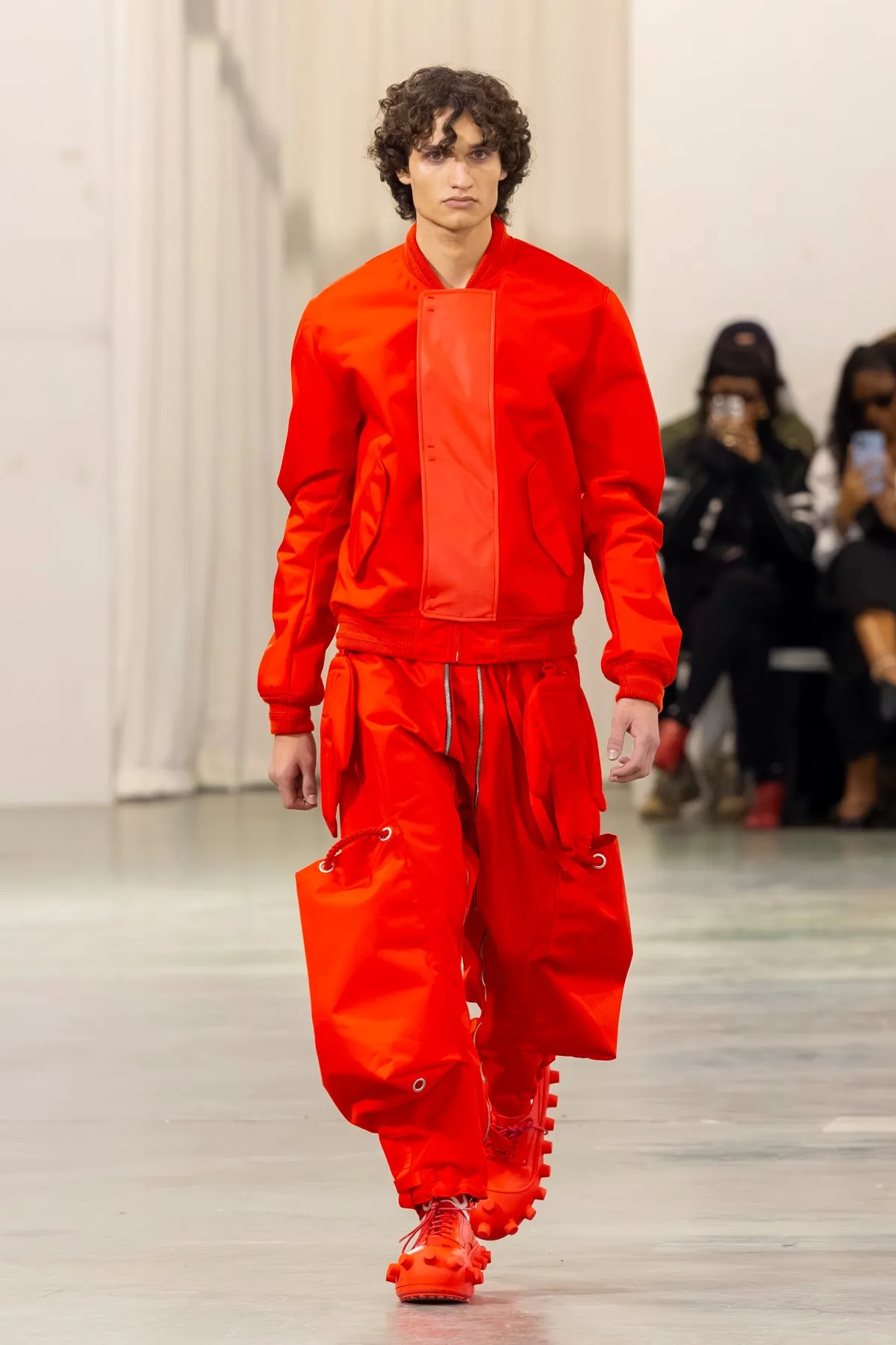 Walter Van Beirendonck Automne 2026 : manifeste de jeunesse rebelle entre art brut et tailoring