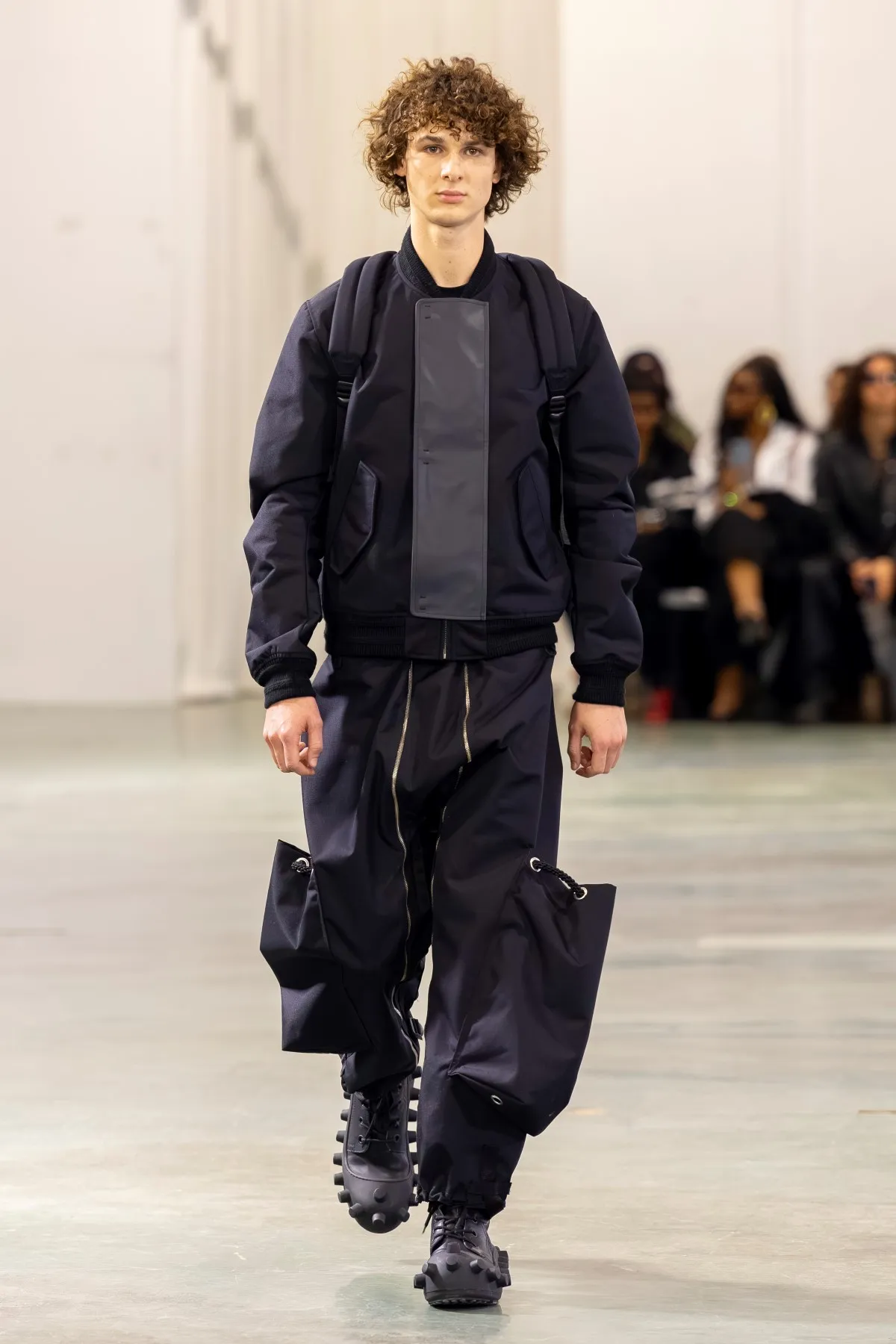 Walter Van Beirendonck Automne 2026 : manifeste de jeunesse rebelle entre art brut et tailoring