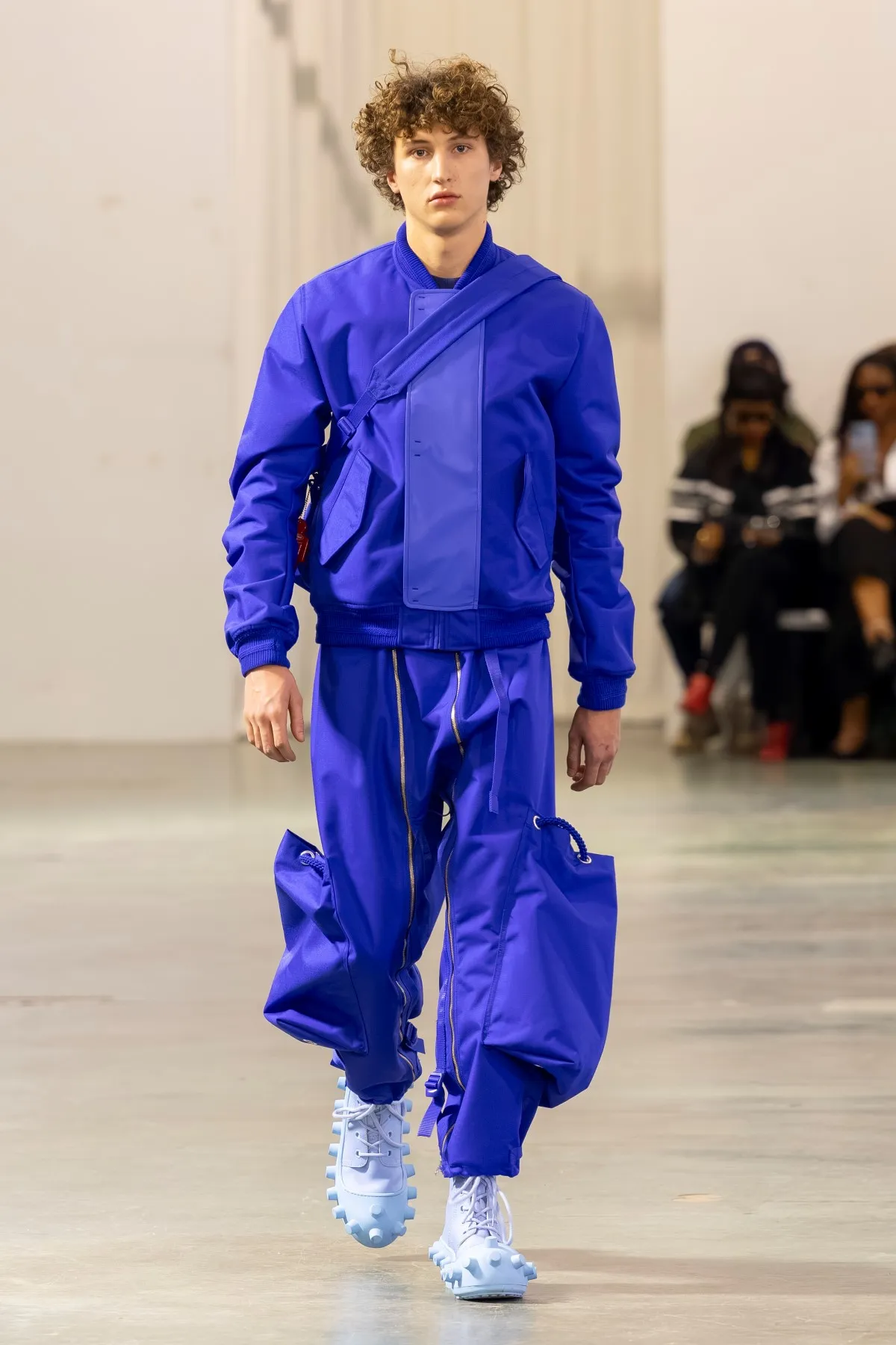 Walter Van Beirendonck Automne 2026 : manifeste de jeunesse rebelle entre art brut et tailoring