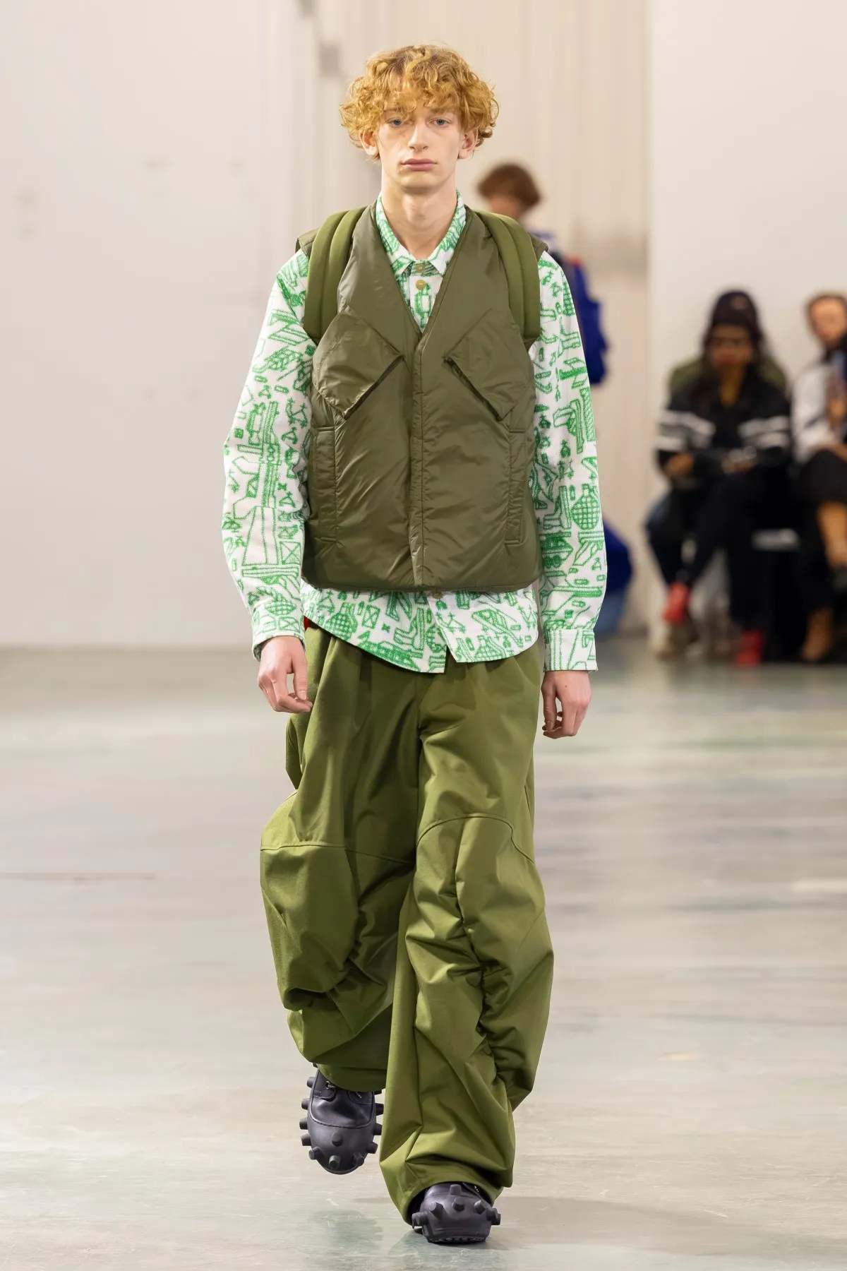 Walter Van Beirendonck Automne 2026 : manifeste de jeunesse rebelle entre art brut et tailoring
