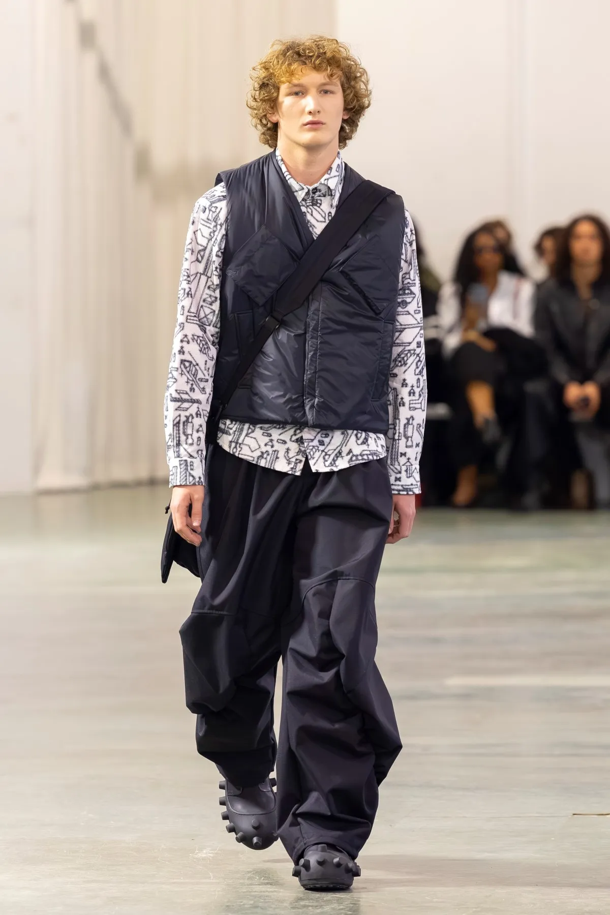 Walter Van Beirendonck Automne 2026 : manifeste de jeunesse rebelle entre art brut et tailoring