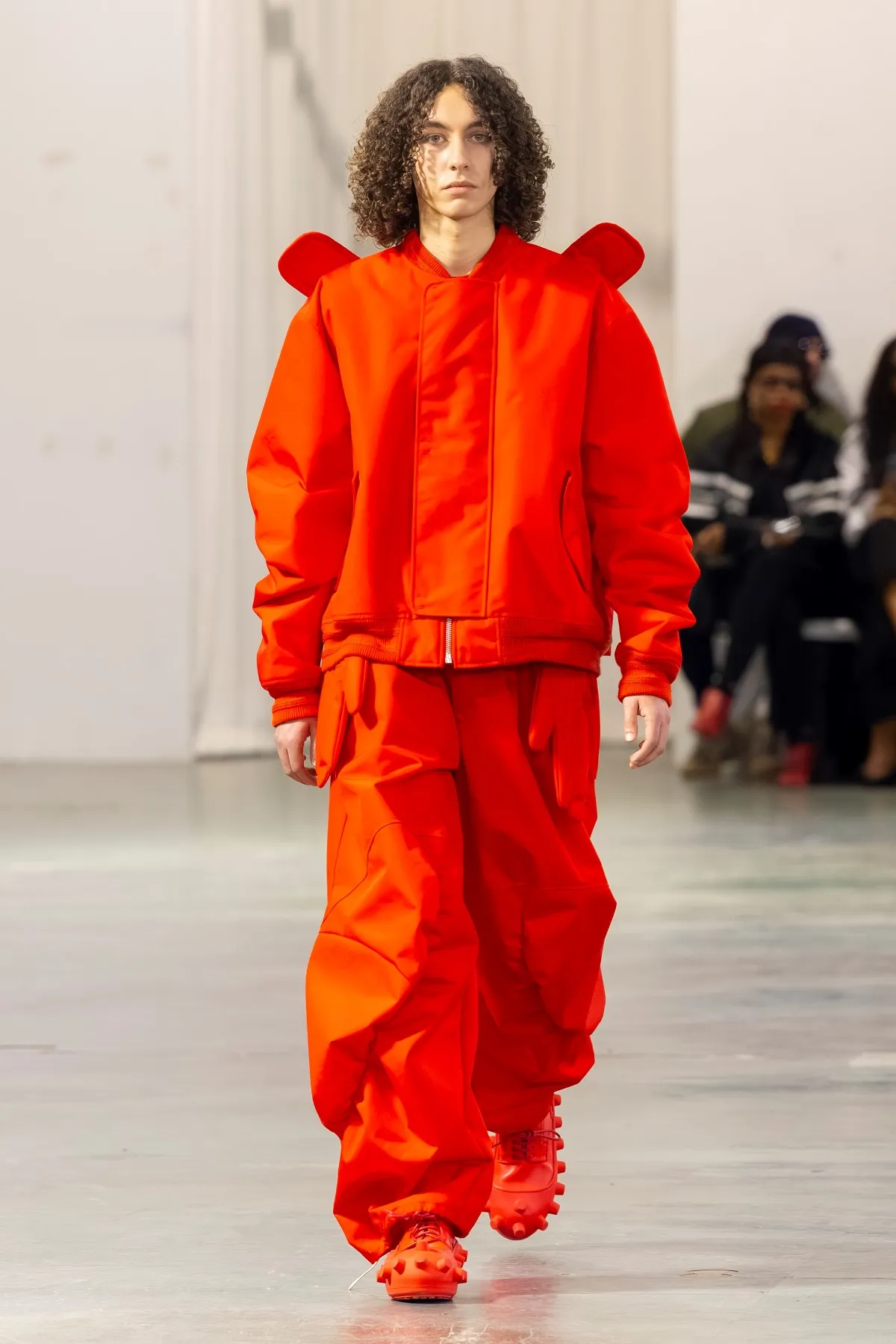 Walter Van Beirendonck Automne 2026 : manifeste de jeunesse rebelle entre art brut et tailoring