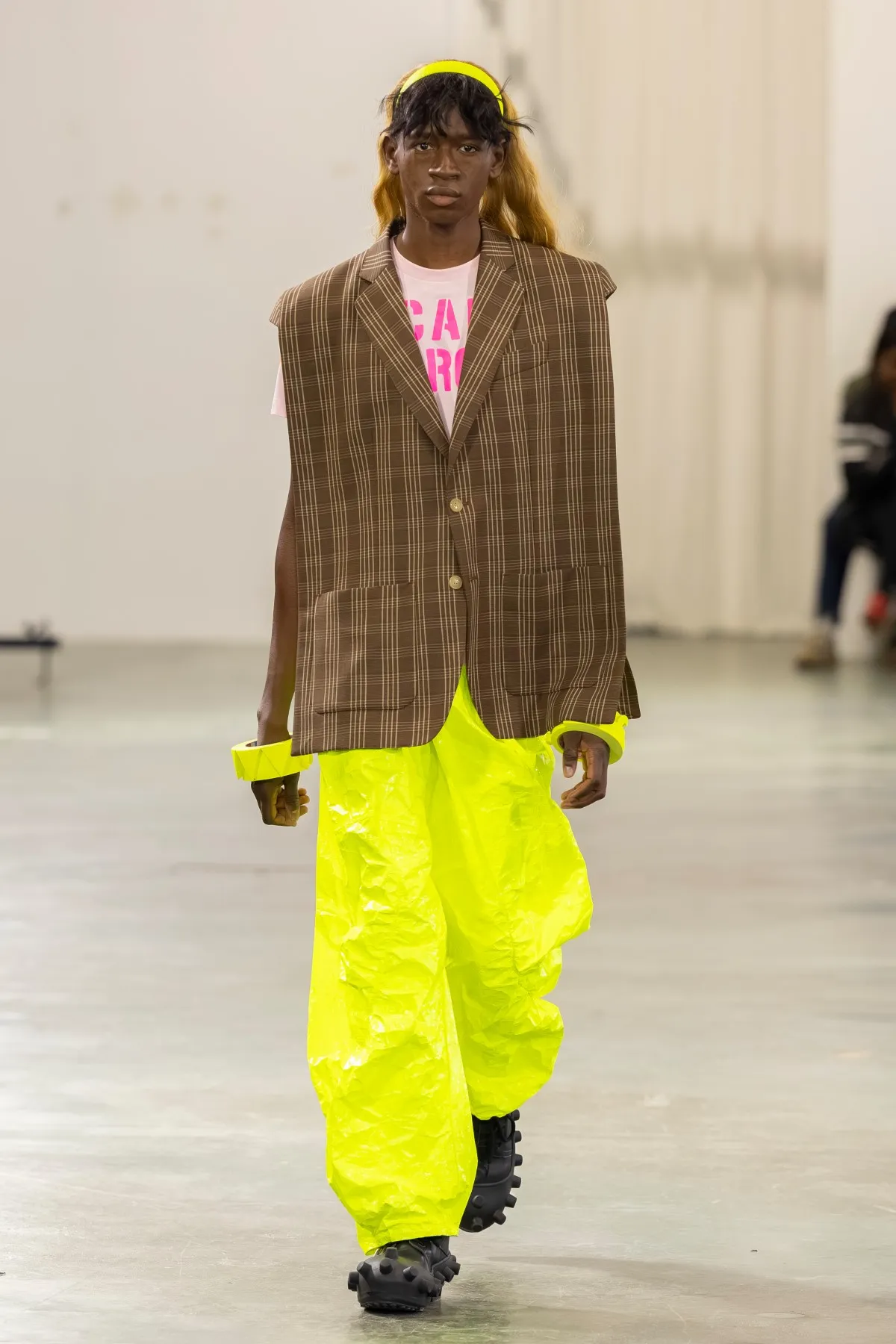 Walter Van Beirendonck Automne 2026 : manifeste de jeunesse rebelle entre art brut et tailoring