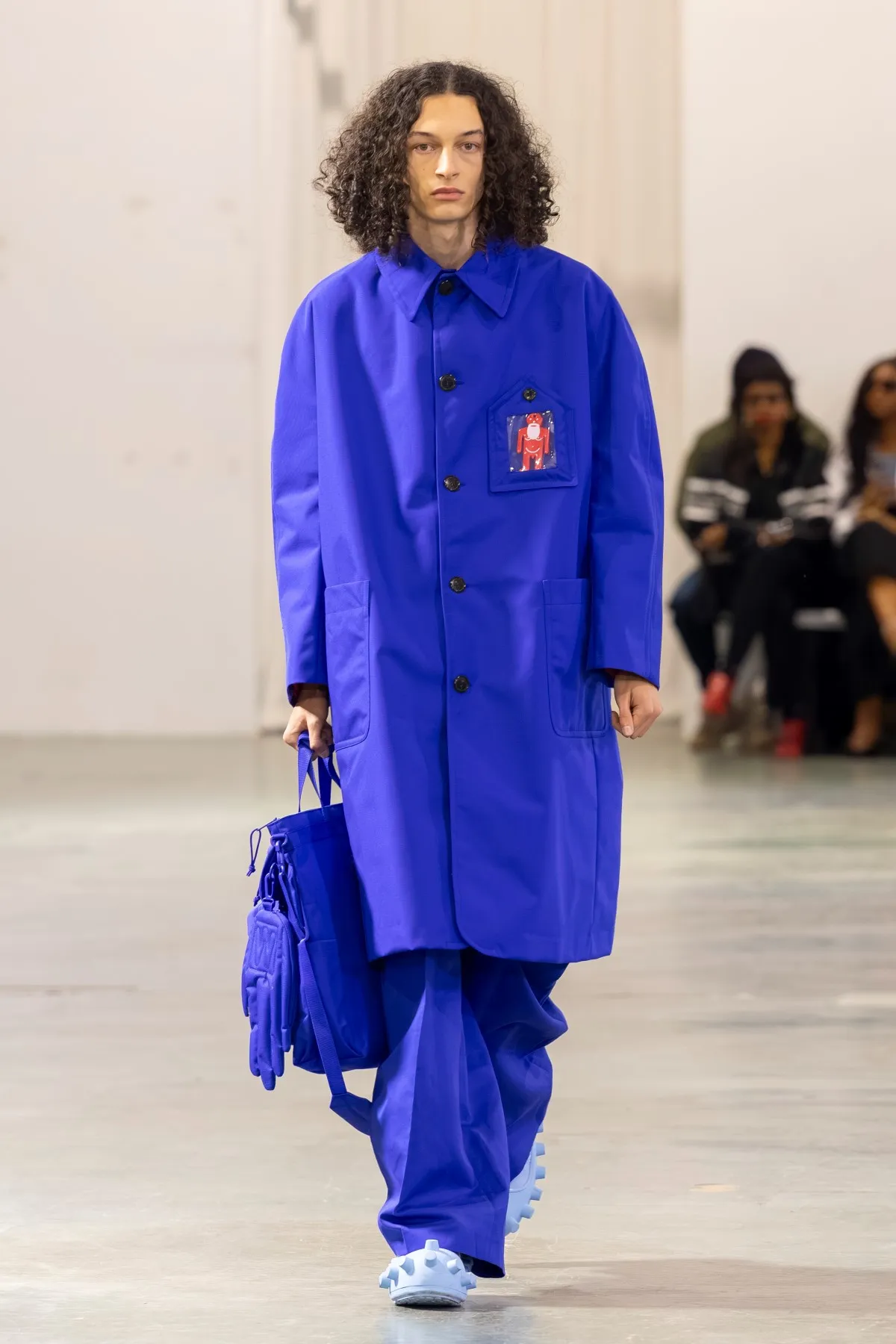 Walter Van Beirendonck Automne 2026 : manifeste de jeunesse rebelle entre art brut et tailoring