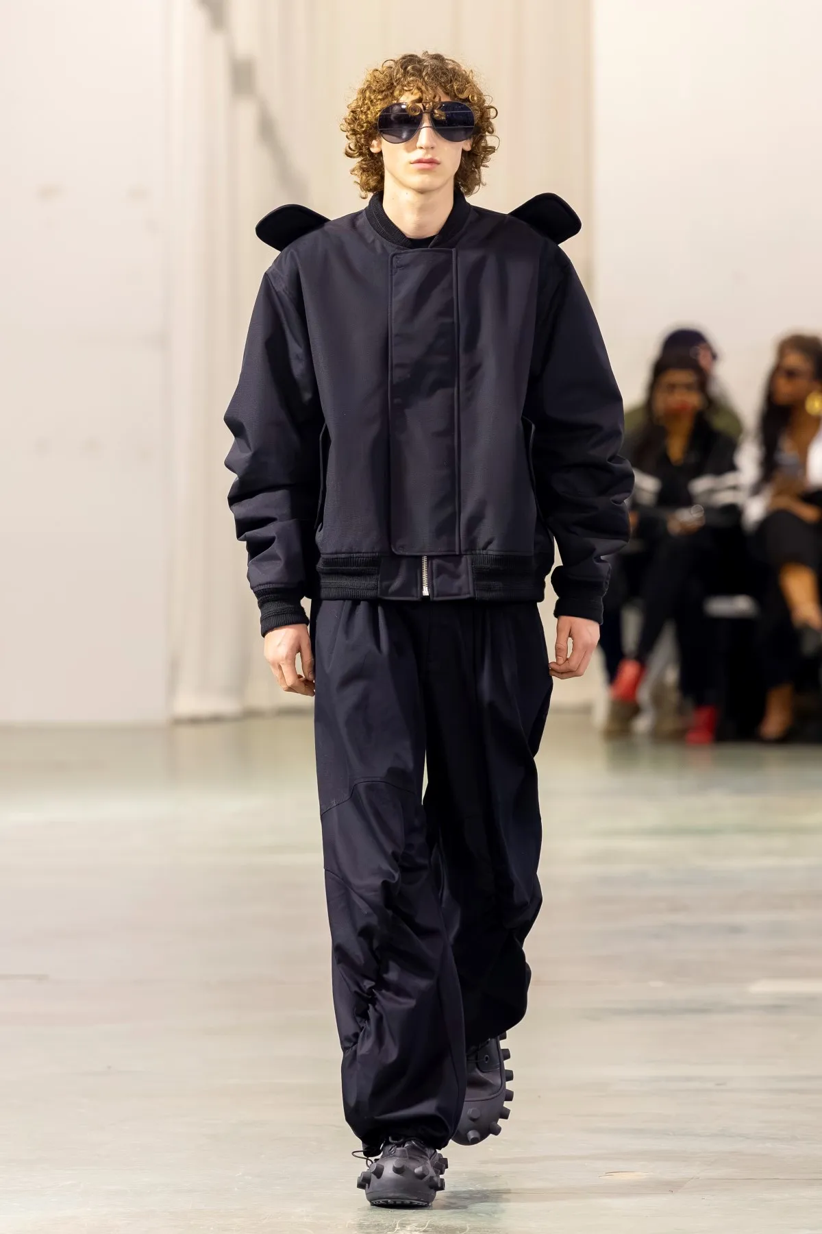 Walter Van Beirendonck Automne 2026 : manifeste de jeunesse rebelle entre art brut et tailoring