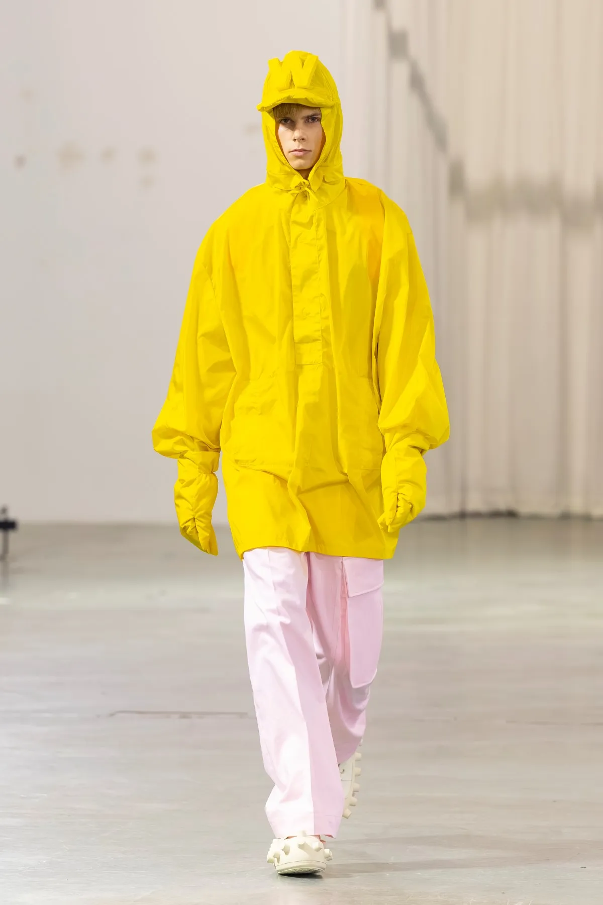 Walter Van Beirendonck Automne 2026 : manifeste de jeunesse rebelle entre art brut et tailoring