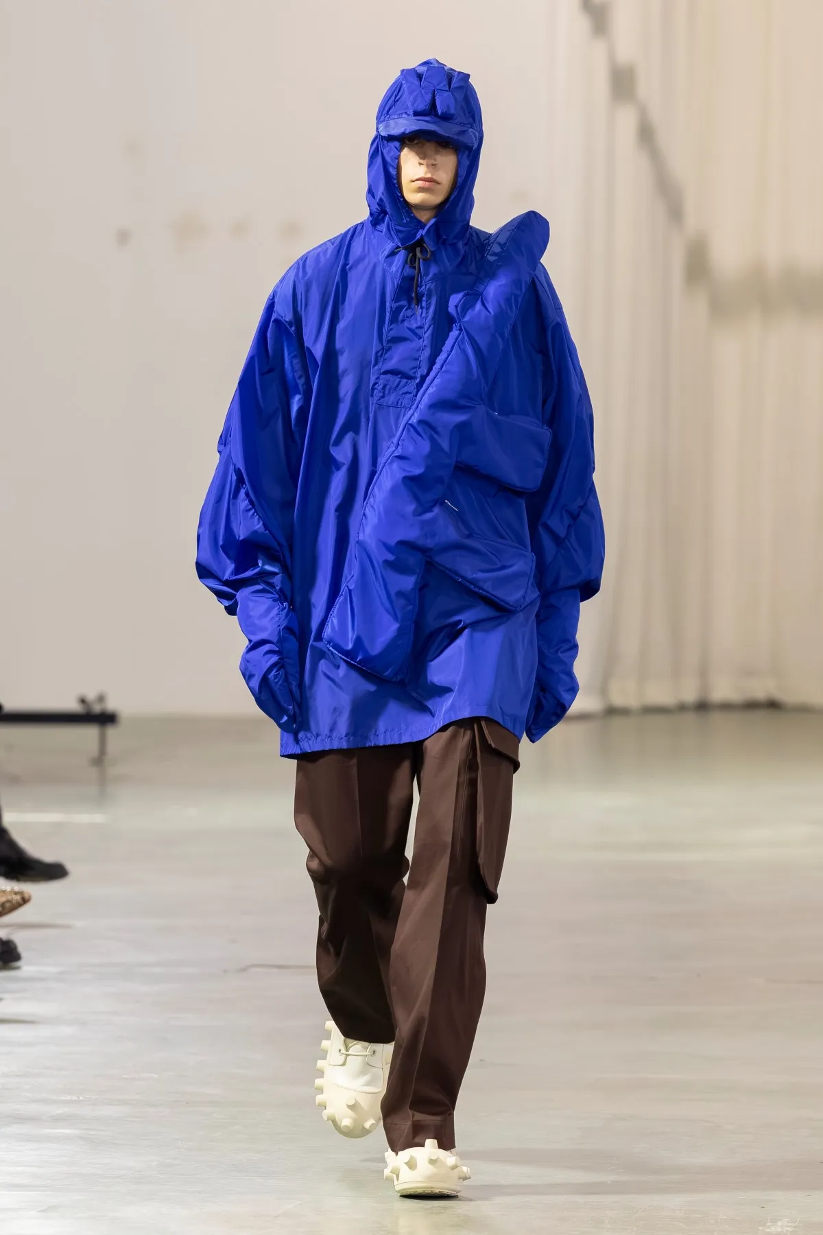 Walter Van Beirendonck Automne 2026 : manifeste de jeunesse rebelle entre art brut et tailoring