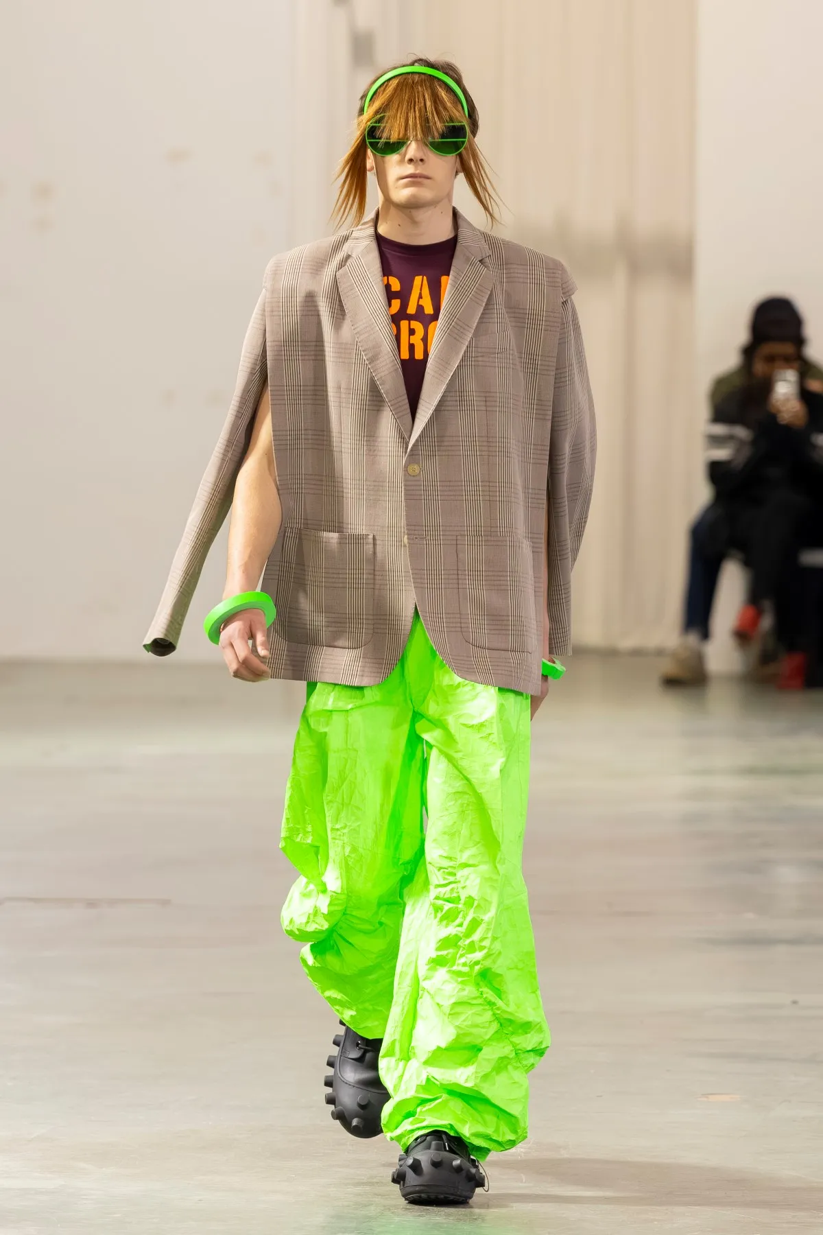 Walter Van Beirendonck Automne 2026 : manifeste de jeunesse rebelle entre art brut et tailoring