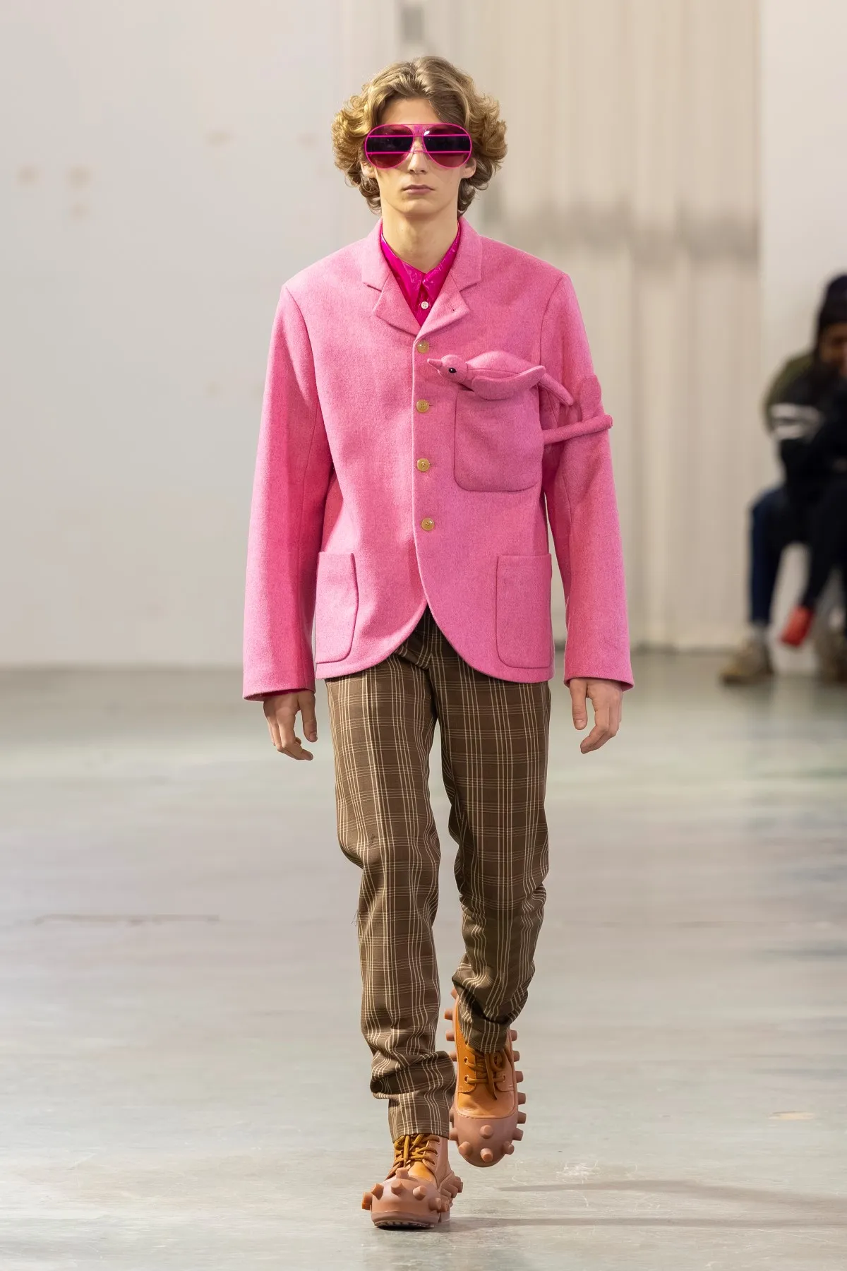 Walter Van Beirendonck Automne 2026 : manifeste de jeunesse rebelle entre art brut et tailoring