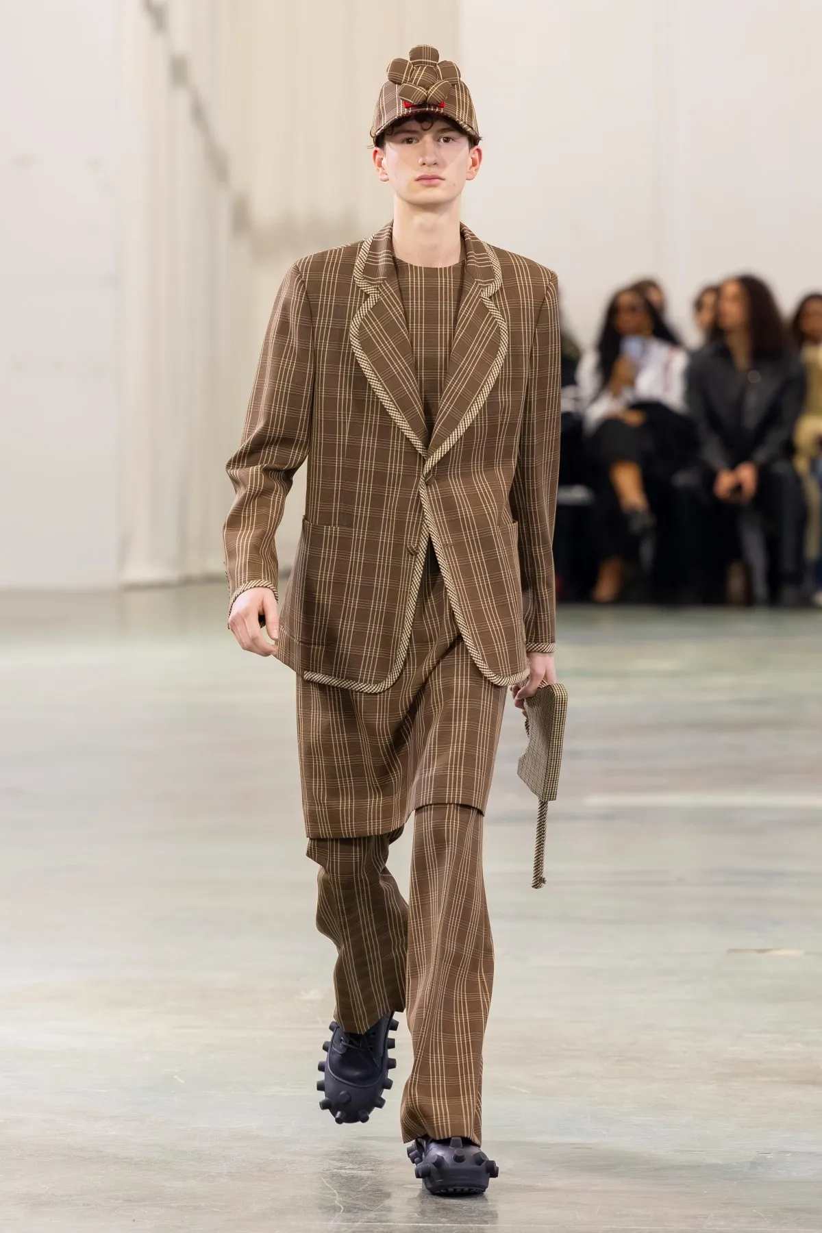 Walter Van Beirendonck Automne 2026 : manifeste de jeunesse rebelle entre art brut et tailoring