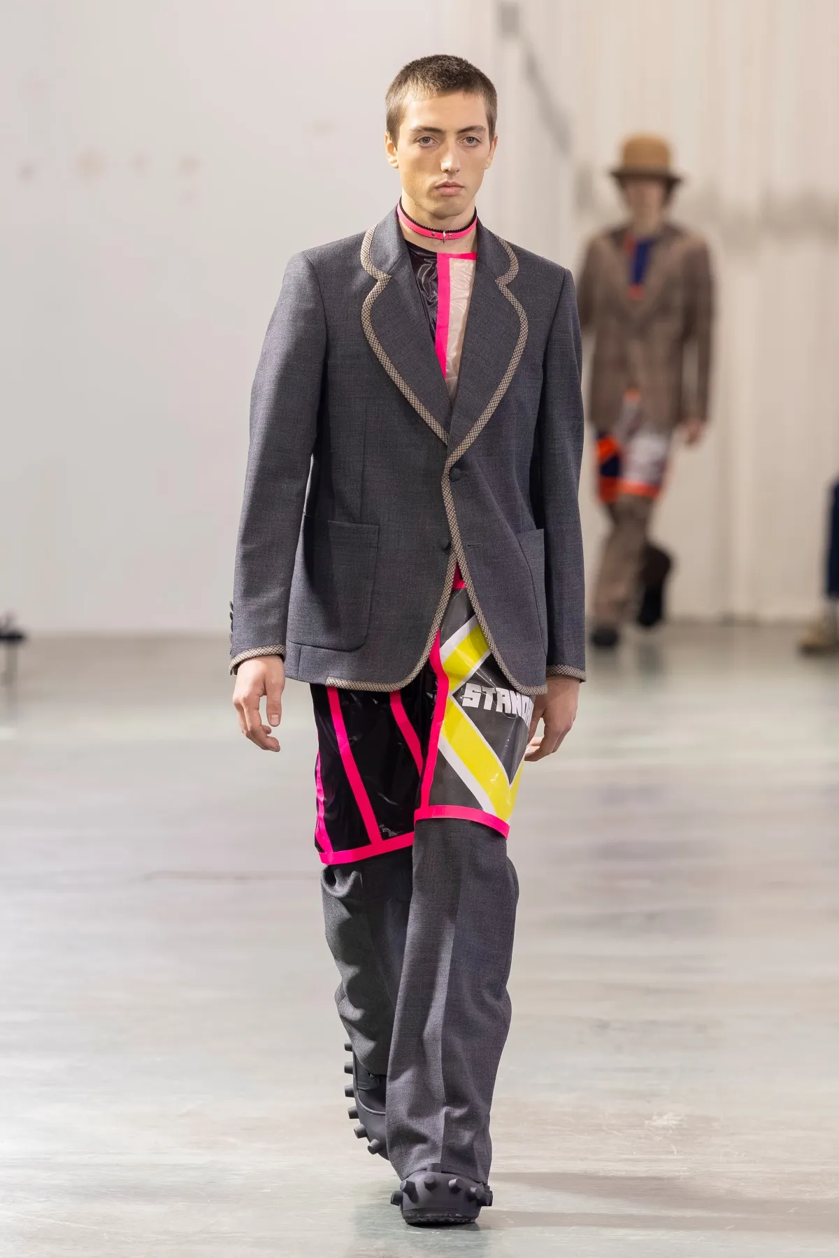 Walter Van Beirendonck Automne 2026 : manifeste de jeunesse rebelle entre art brut et tailoring