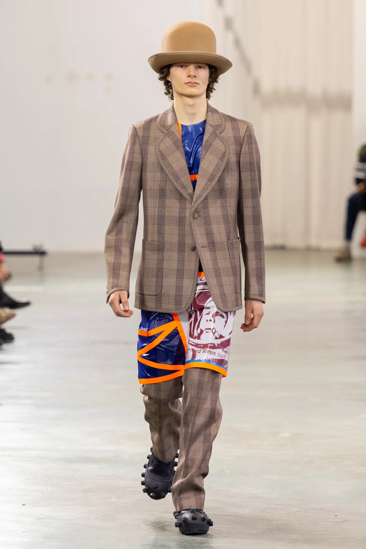Walter Van Beirendonck Automne 2026 : manifeste de jeunesse rebelle entre art brut et tailoring