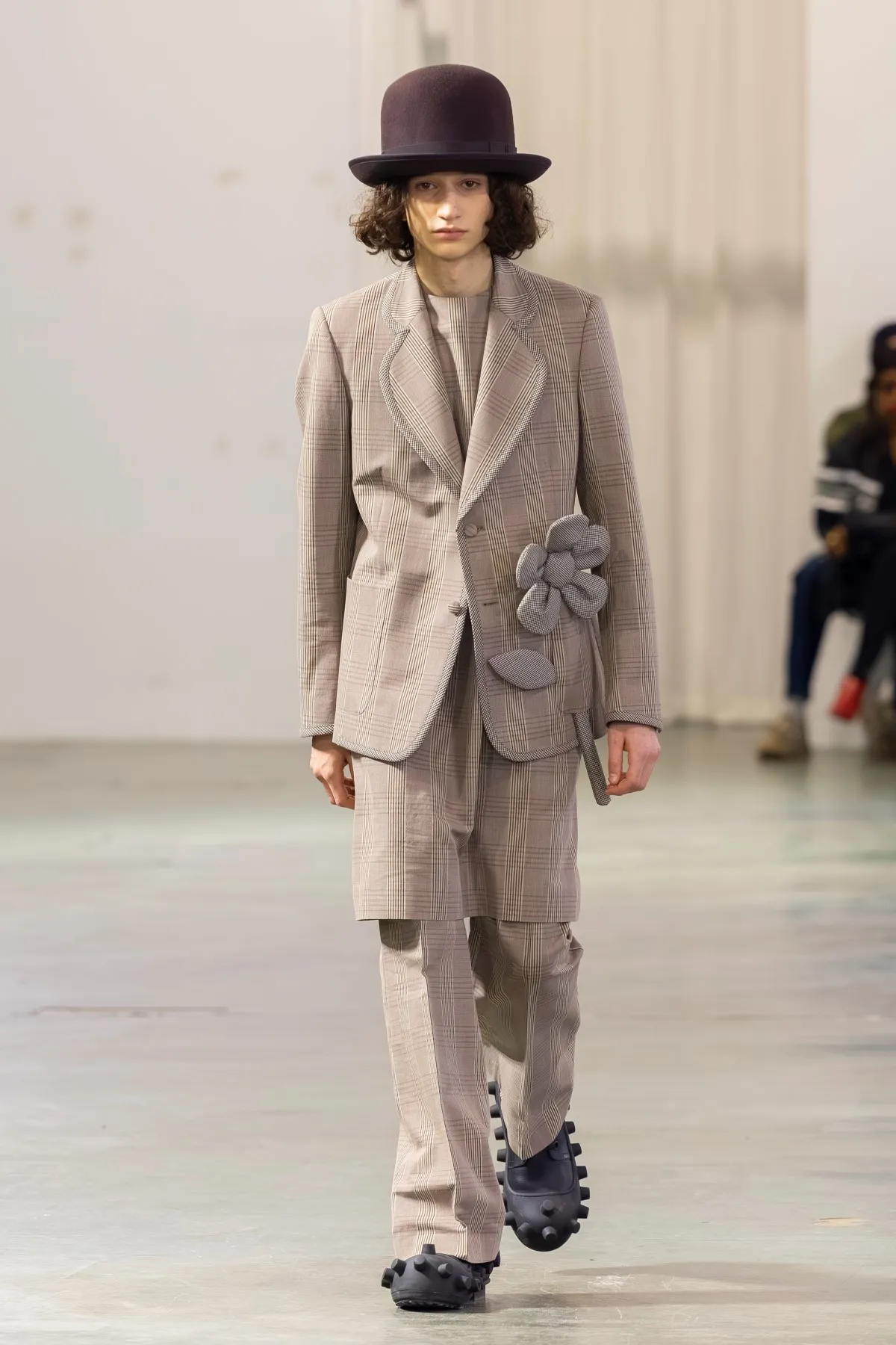 Walter Van Beirendonck Automne 2026 : manifeste de jeunesse rebelle entre art brut et tailoring