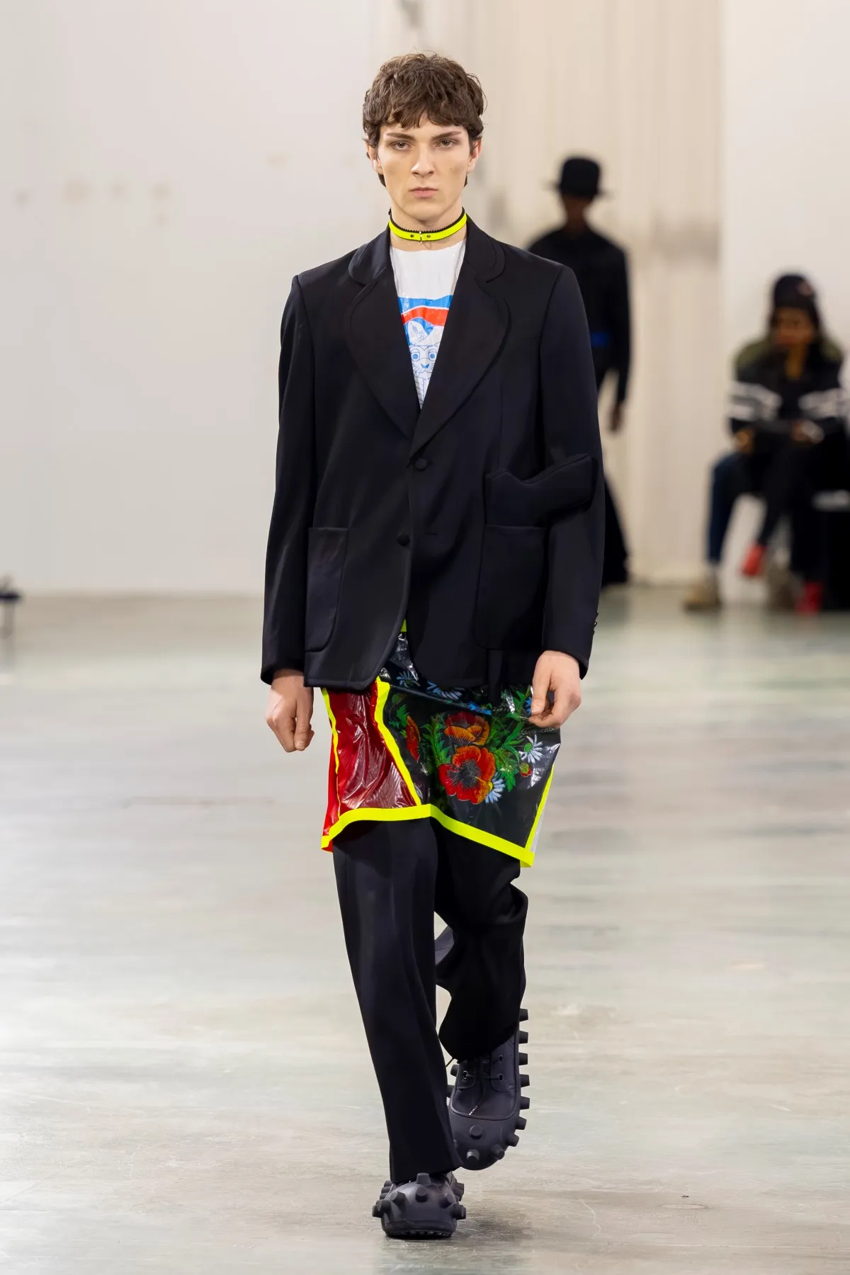 Walter Van Beirendonck Automne 2026 : manifeste de jeunesse rebelle entre art brut et tailoring