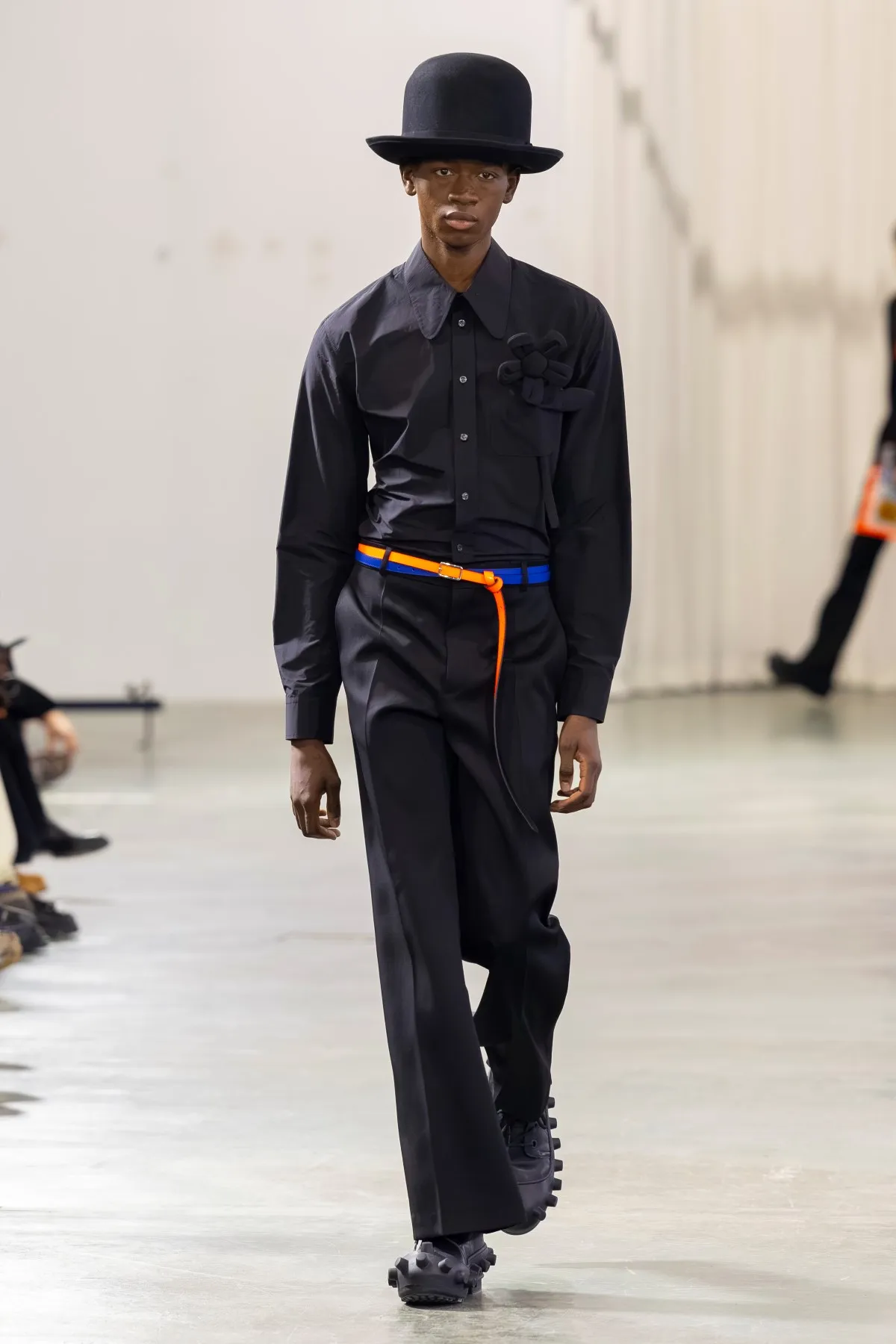 Walter Van Beirendonck Automne 2026 : manifeste de jeunesse rebelle entre art brut et tailoring