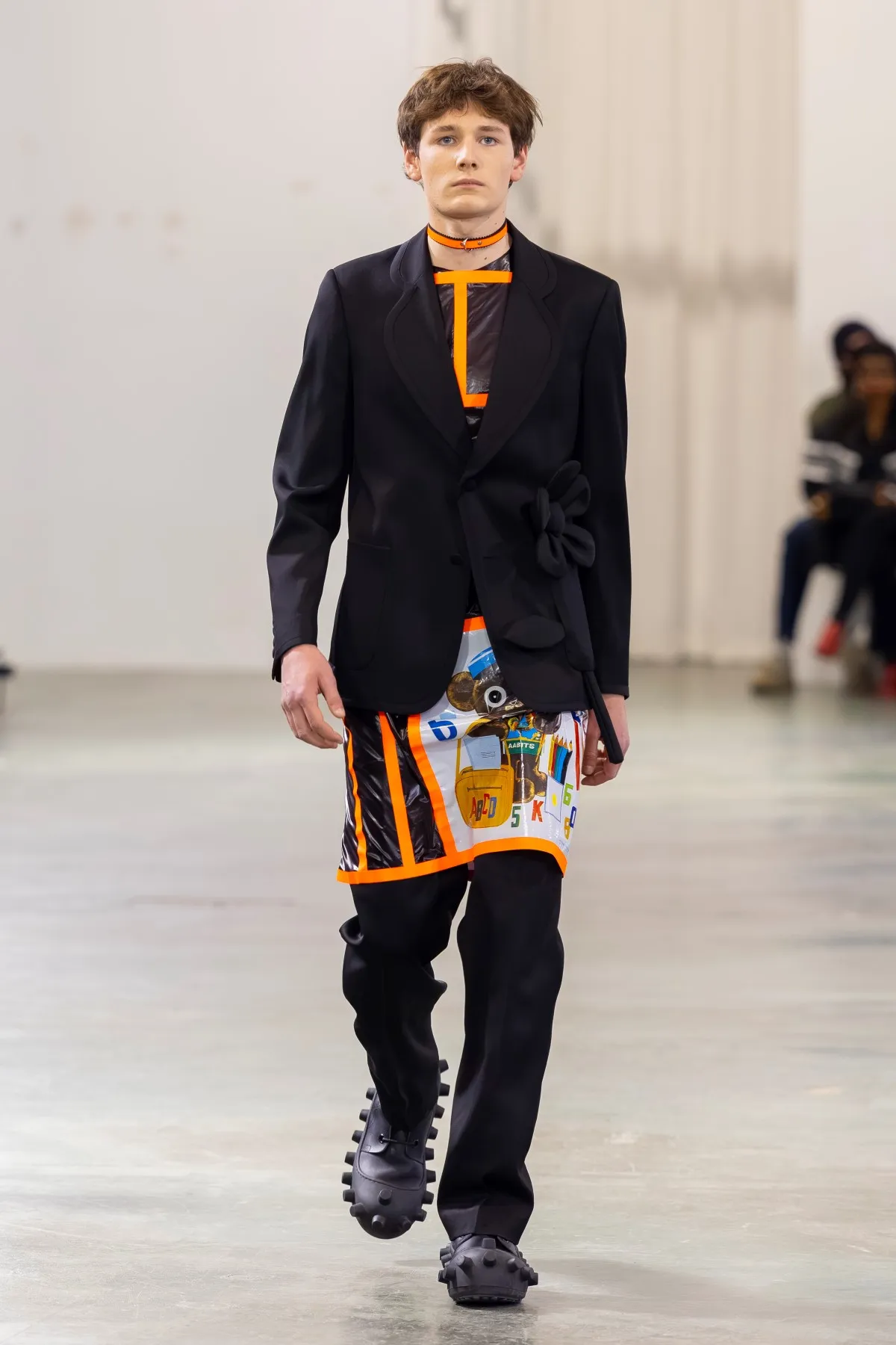 Walter Van Beirendonck Automne 2026 : manifeste de jeunesse rebelle entre art brut et tailoring