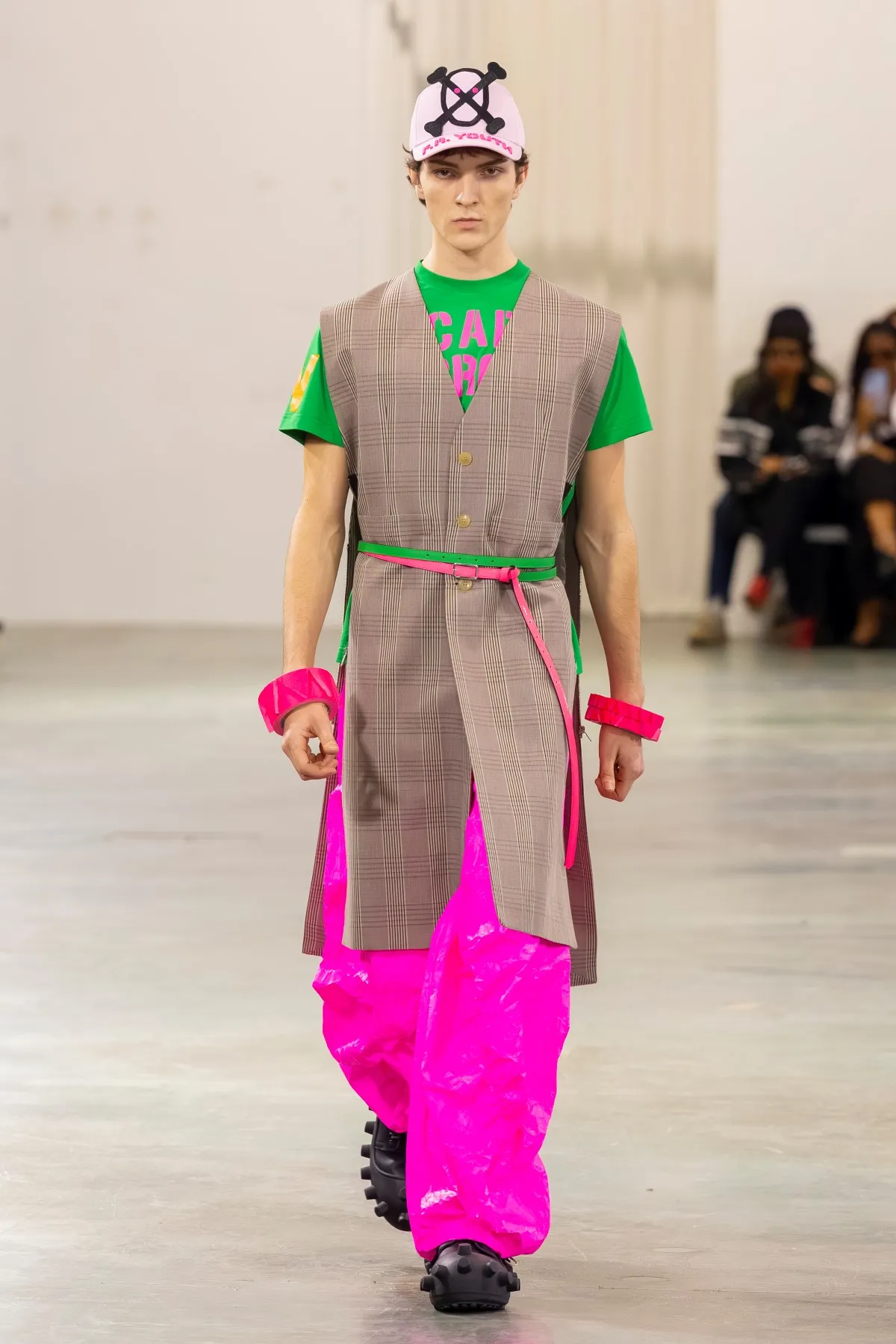 Walter Van Beirendonck Automne 2026 : manifeste de jeunesse rebelle entre art brut et tailoring