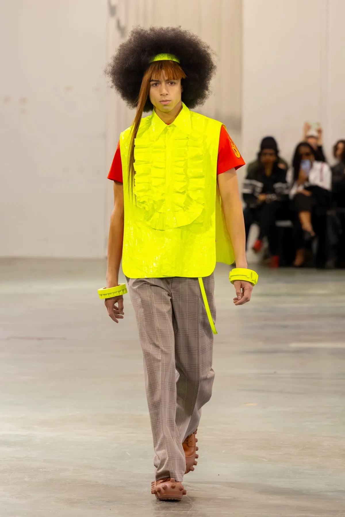 Walter Van Beirendonck Automne 2026 : manifeste de jeunesse rebelle entre art brut et tailoring