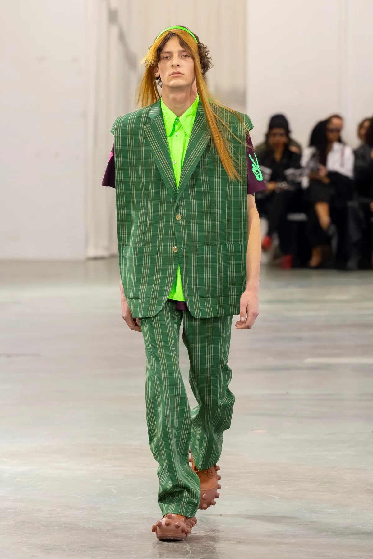 Walter Van Beirendonck Automne 2026 : manifeste de jeunesse rebelle entre art brut et tailoring
