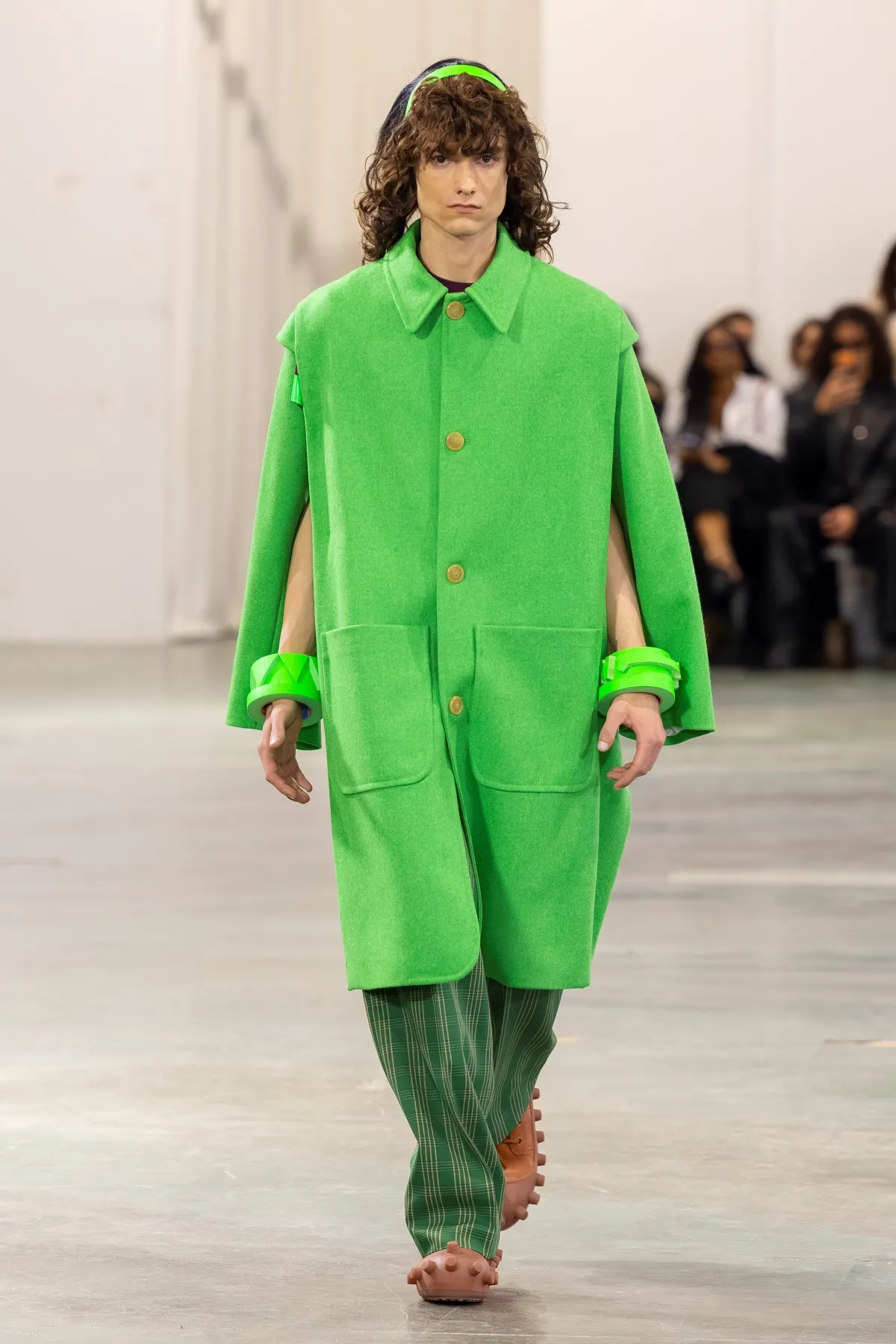Walter Van Beirendonck Automne 2026 : manifeste de jeunesse rebelle entre art brut et tailoring