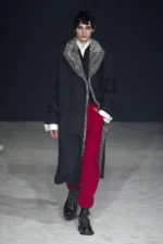 WOOYOUNGMI Automne 2026, ou l’art de s’habiller contre l’hiver