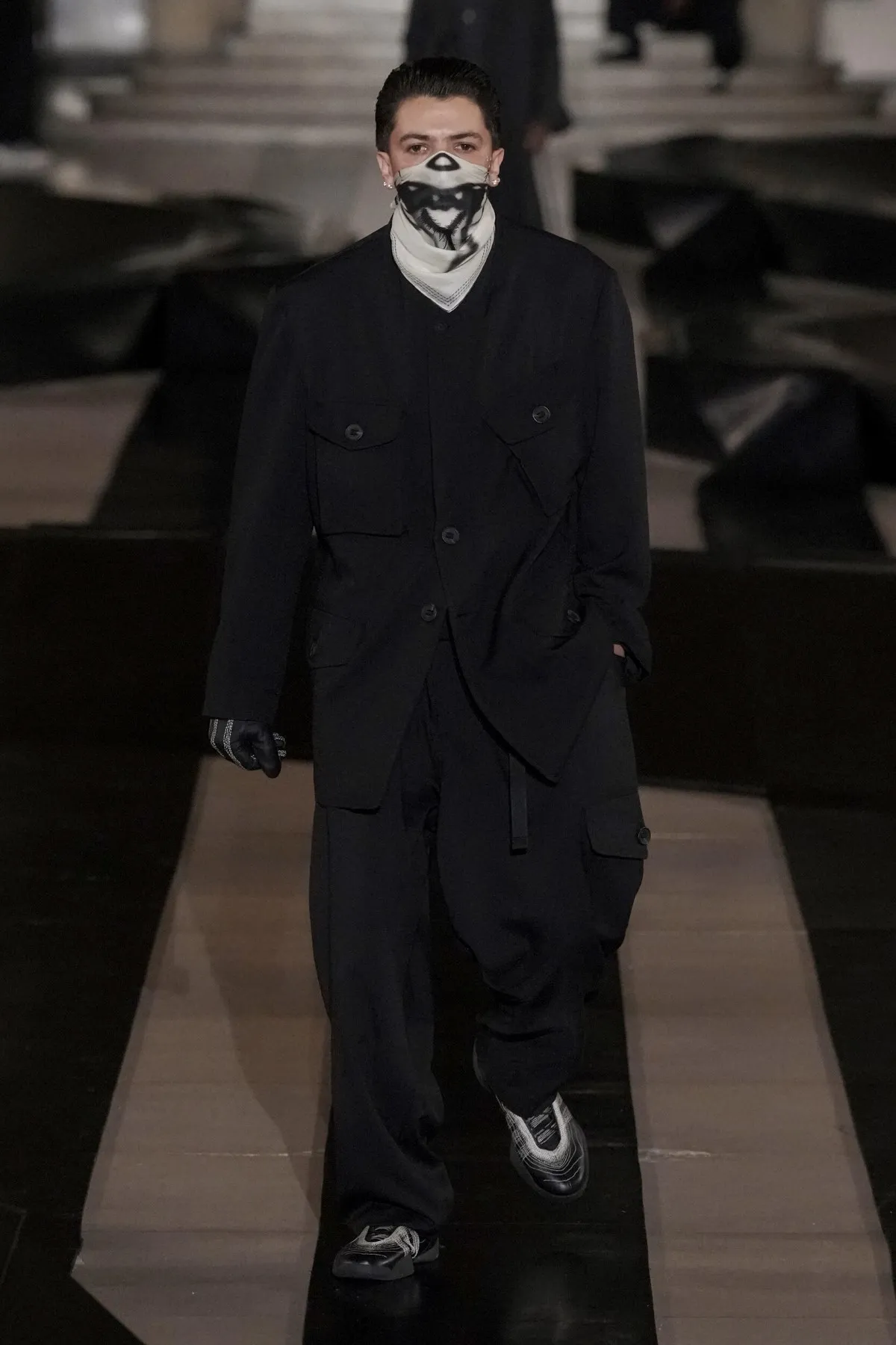 Y-3 automne 2026 : Yohji Yamamoto propulse la mode masculine à haute vitesse